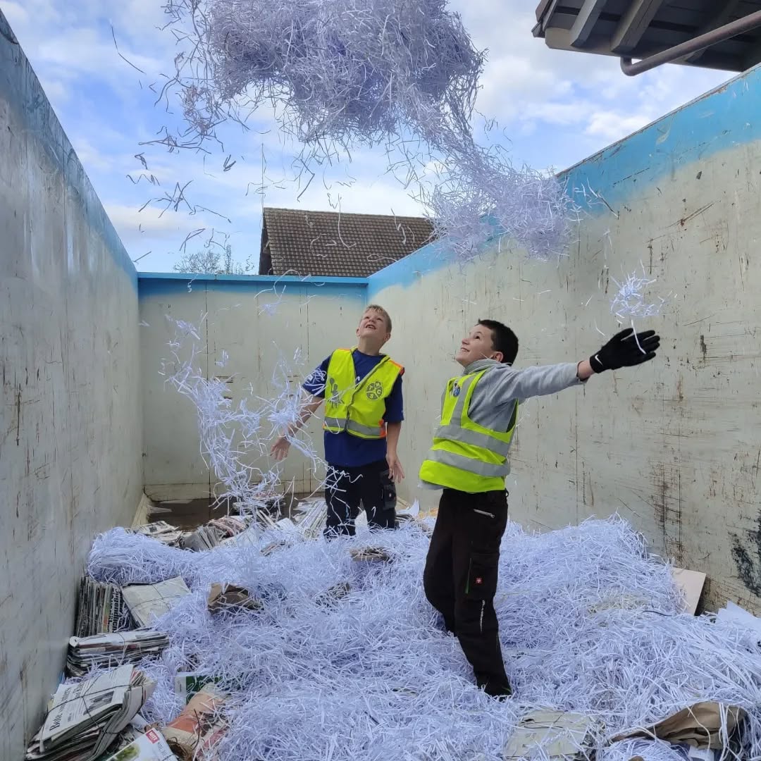 Bi schönem Herbstwetter und mit vielne flissige Händ, hemmer am Samstig Altpapier gsammlet. 📰😃☀️