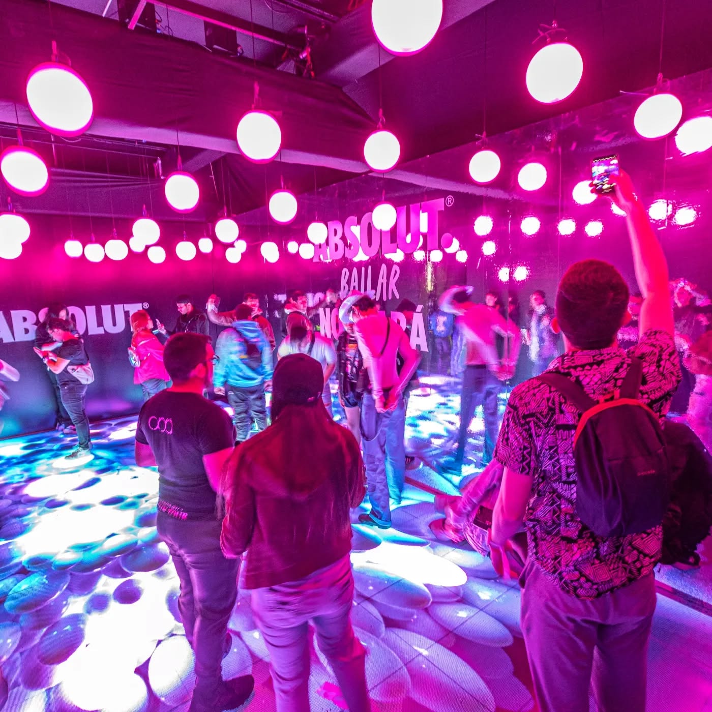 ABSOLUT - bailar nos hará libres.
instalación Multimedia Inmersiva con nuestro sistema de iluminación cinética
orbisfly, piso led, contenidos 3D. Excelente asistencia a el evento y así mismo a nuestro espacio Inmersivo, lleno total, todo en sincronía y de la mano de #absolutcolombia #smartboxdesign #swedishhousemafia #coliseolive #vinilolab