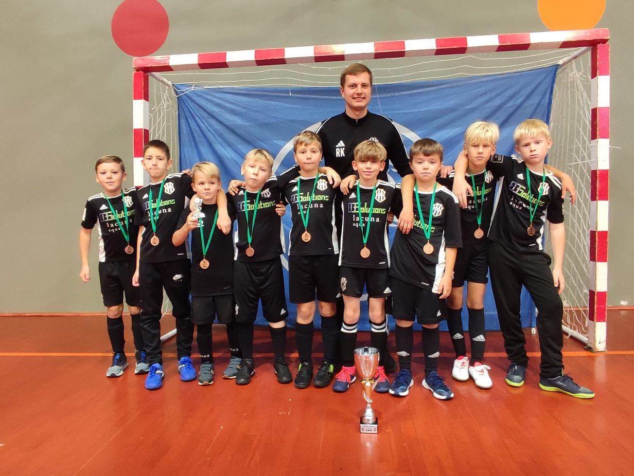 21. un 22.oktobrī Ropažu sporta centrā tika aizvadīts pirmais posms @fkvalor organizētajā telpu futbola turnīrā “VALOR FUTSAL LEAGUE”, kas pulcēja 33 komandas no dažādām pilsētām. 🏆⚽️
Turnīrā piedalījās arī @fkvalor komandas, kuras atzīstami cīnījās, īpaši jāatzīmē 2014.gadā dzimušo komanda un 2012.gadā dzimušo komanda, kurām sīvā konkurecē izdevās izcīnīt 3.vietas🥉Kopumā turnīrs pulcēja vairāk nekā 300 dalībnieku, sākot no 2017.gadā dzimušajiem, beidzot ar 2012.gadā dzimušajiem.
🥇2014.gadu konkurecē 1.vietu izcīnīja FK Jūrnieks komanda
🥇2013.gadu konkurecē @fkrfs_academy komanda un 🥇2012.gadu konkurēcē @fsjelgava jaunie futbolisti.
🎙️ Turnīra organizatora @rkambals komentārs:
Šis bija pirmais telpu futbola turnīrs, kuru aizvadījām Ropažu sporta centrā jaunajā iekštelpu sezonā, tāpēc liels prieks, ka jau pirmajā posmā spējām pulcēt tik lielu komandu un dalībnieku skaitu. Šādi turnīri ir svarīgi, lai nodrošinātu spēles praksi jaunajiem sportistiem, taču pats galvenais radītu daudz pozitīvas emocijas un spēles prieku. Man jāsaka liels paldies visiem dalībniekiem un atbalstītājiem par labo atmosfēru turnīra laikā un, protams, treneriem par izturību un spēlētaju sagatavošanu. No savas puses varu apliecināt, ka turpināsim uzsākto darbu un attīstīsim futbola sacensību segmentu Ropažos.
📆 Nākamais posms VALOR FUTSAL LEAGUE plānots jau 25. un 26.novembrī, kurā piedalīsies 40 komandas no dažādām Latvijas pilsētām.
@ropazu.novada.pasvaldiba