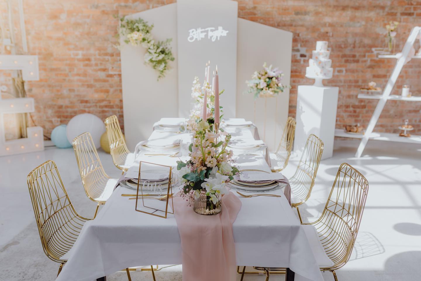 Vom Moodboard zum fertigen Deko Konzept.. ✨
Die Dekorationsmöglichkeiten für Hochzeiten sind endlos: So viele Stile, Farben und Elemente - da fällt die Entscheidung garnicht leicht!
Damit am Ende alles zusammenpasst und ein geschlossenes Konzept ergibt, erarbeiten wir gemeinsam mit euch ein individuelles Moodboard mit passenden Inspo Bildern und einem festen Farbschema. Damit können wir dann auf Dekorateure und Floristen zugehen, die das Ganze in die Tat umsetzen! 💐
Für dieses Styleshooting im letzten Jahr haben wir beispielsweise mit @dekomant und @meisterfloristik_gs zusammengearbeitet - ist die Umsetzung nicht einfach toll geworden? 🩶
Organisation: @bridevibes.wedding.concept
Location: @brixx_loftstudio
Fotos: @momentsofhappinesss
Video: @awids.weddings
Dekoration: @dekomant
Floristik: @meisterfloristik_gs
Tisch, Stühle: @eventmietservice
Papeterie: @papiervilla
Audio-Gästebuch: @nachdempiep.de
Torte: @sweet_symphonies_by_sabrina
Gebäck: @blackapronbakery
Styling: @makeupby_franziskahuelse
Kleider, Anzug, Ringe: @linriehlhochzeitshaus
Models: @laramariedz