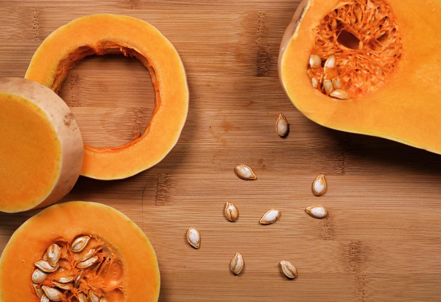 Kürbiszeit 🍁🎃
Nebst dem Leuchten und creepy Aussehen, hat der Kürbis auch anderes zu bieten 😉
Beispiel Eisenmangel: immer wieder leiden viele daran und rein mit der Ernährung sehr schwer aufzuholen.
Doch mit ein paar kleinen Tipps im Alltag kannst du viel optimieren und den Spiegel konstant halten 👆🏻
Einer davon: Kürbiskerne!
Als Snack, im Brötchen, über dem Salat, im Müesli… Wähle dein Favorit 🤍 Eine Handvoll deckt bereits den Grossteil des Tagesbedarfs ab! 100g haben satte 12mg Eisen intus 🙌🏼
In dem Sinn - Happy Halloween 🎃