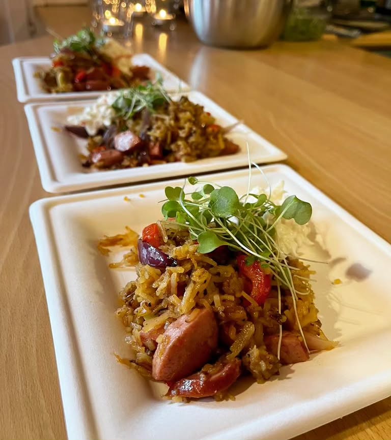 Perunaruoka-annoksia valmistettiin Open Day tapahtumassa enemmän kuin koskaan! Olisiko tehty kävijäennätys?🤩 Tällä kertaa tarjolla oli Pohjolan perunan Perunahippua! Hippu, poromakkara ja kasvikset olivat lyömätön yhdistelmä! Kiitos @rootyfoods raaka-aineista ja kiitos ruuan valmistuksesta vastanneelle @hannuksenpiilopirtti 😋 #OPENDAY2023 #peruna #uusilempiruokani #seoliperunaa