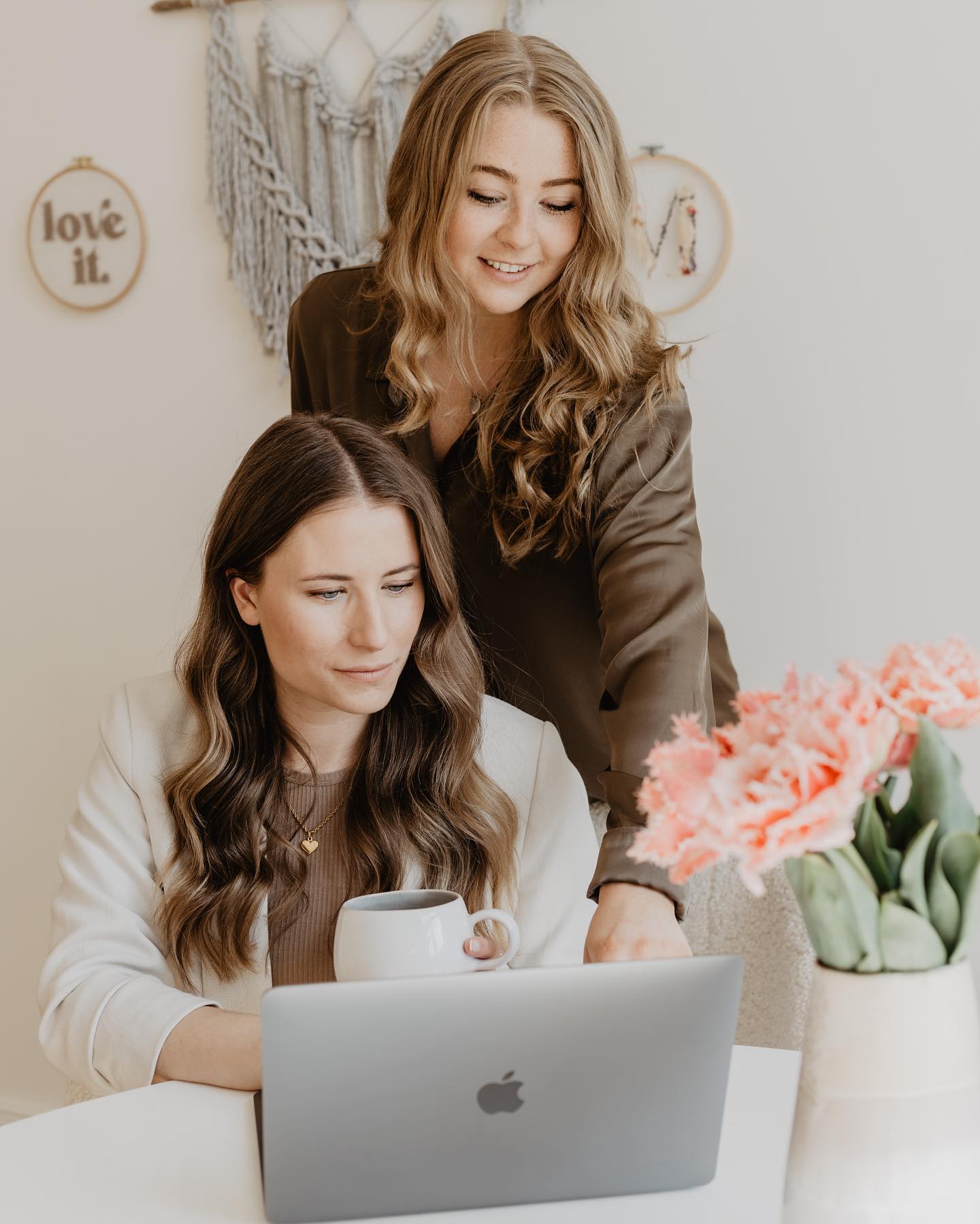 love what you do..🤍
Nach der Saison ist vor der Saison, denn für uns als Planerinnen findet der Großteil der Organisation in den Wintermonaten statt.
Planungsgespräche, Locationscoutings, Dienstleisteranfragen und Dekokonzepte - 2024 und 2025 warten wundervolle Hochzeiten auf uns, für die wir bereits mitten in den Vorbereitungen stecken. ✨
📸: @marinaschellphotography