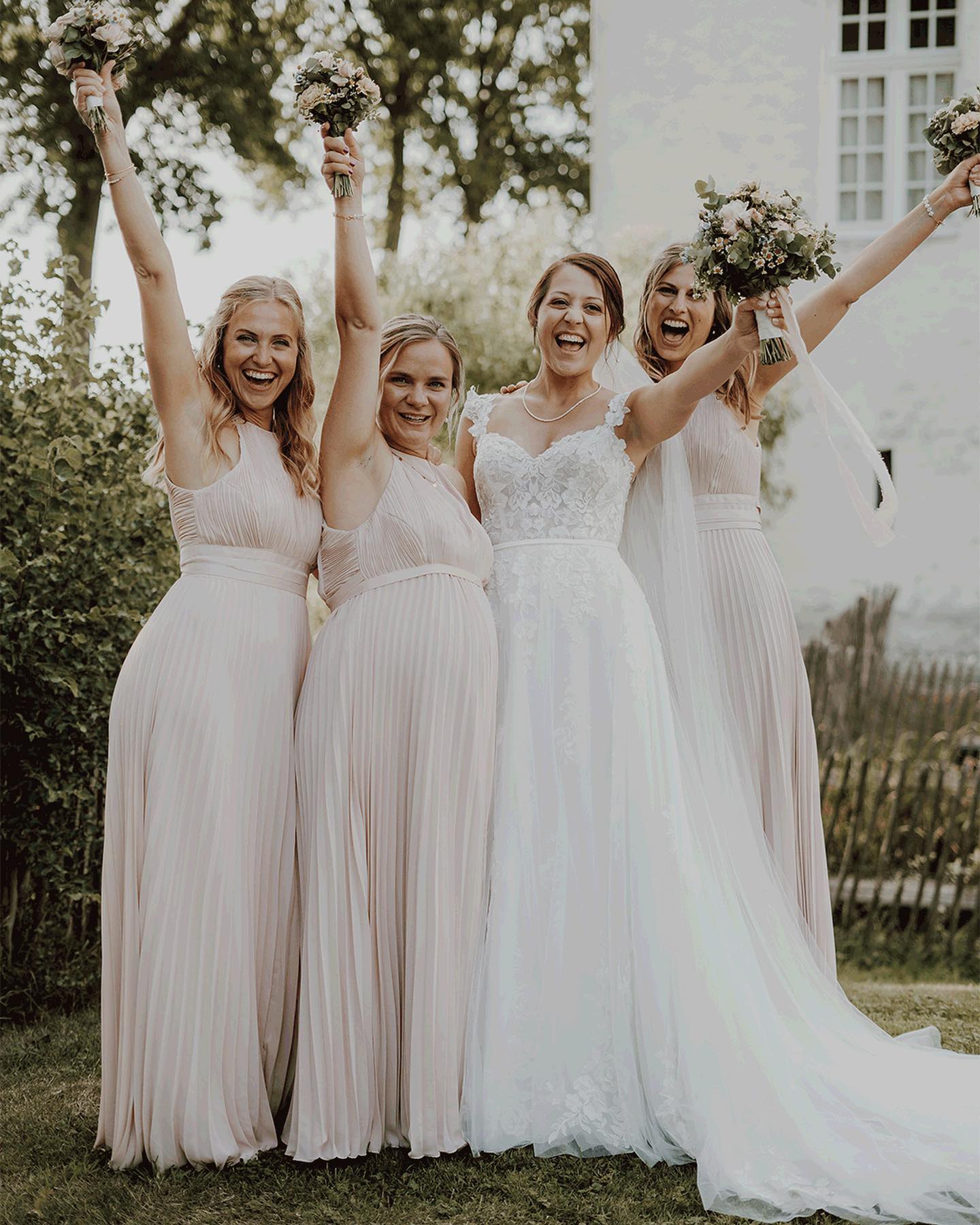 Bridesquad 🤍
Ich finds so schön, wenn es neben den Trauzeugen auch bridesmaids und groomsmen gibt, die hinter dem Hochzeitspaar stehen und ihnen emotionalen Halt an diesem aufregenden Tag geben 🤍 so spielen die engsten Freundinnen und Freunde eine ganz besondere Rolle bei der Hochzeit ✨
#bridesquad #bridesmaids #hochzeitsfotografie #brautmagazin #bitesandtickles #belovedstories