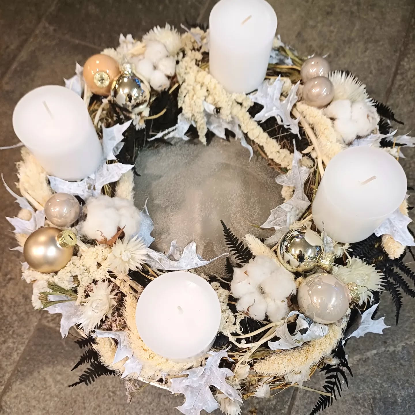 Vintagetraum zu Advent...
und anschließend könnte es z.b.ein Türkranz sein🤩
#cityblumehdh
#advent #vintage#weihnachten
#trockenblumen
#kerzen#kugeln