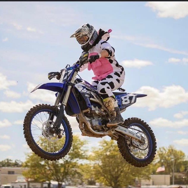 Happy Halloween 👻
Team Athlete Spotlight:
Jamie Voorhees - she dressed up in a cow onesie for her last race 🐮🎃
@vjam87
Jamie and I have worked together for over 3 months now and she has been stoked on the progress she’s made! She’s lost inches off of her midsection and is getting down to her high school weight. While this wasn’t our primary focus, strength and endurance for riding was, Jamie puts in the work daily both in the gym and with her nutrition and has really seen the benefits of the full Shred MX Conditioning program pay off 🙌🏼
Congrats Jamie, let’s keep the momentum rolling!!
#motocross #cowonsie #halloween #motolife #dirtbikes #shredmxconditioning