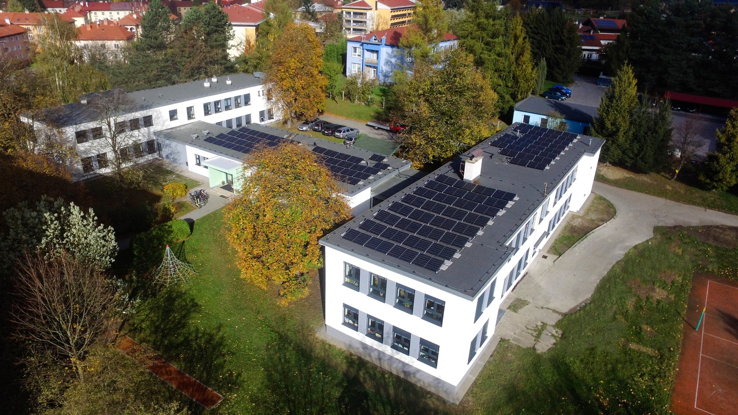 Stavební úpravy ZŠ Záhumení Rožnov pod Radhoštěm s cílem snížení energetické náročnosti stávající budovy a rekonstrukce původního bytu školníka na školní družinu.