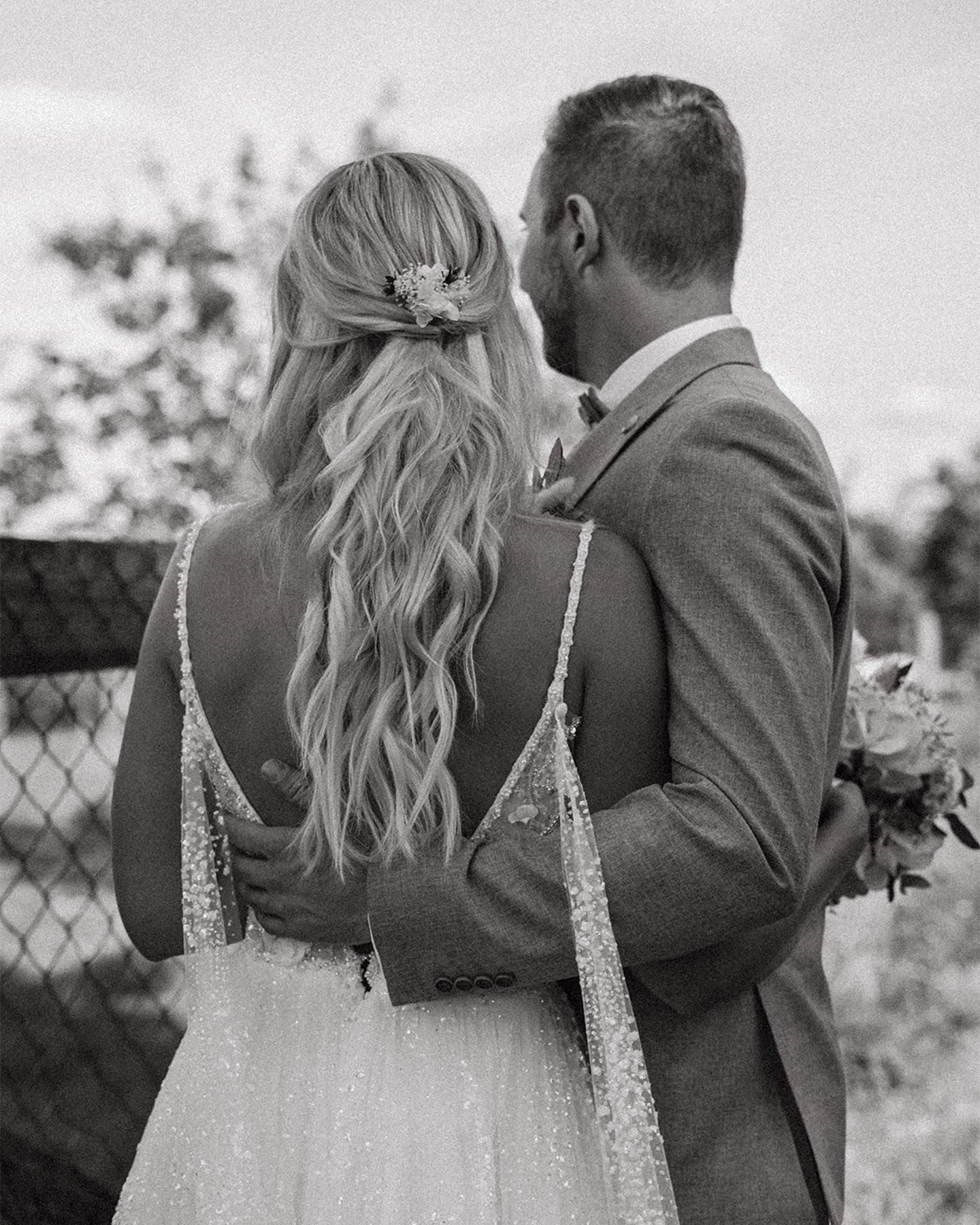 Auf dem Weg zur Hochzeitslocation von Christina und Sebastian bin ich an einer Weide mit diesen schönen Kühen (? 😂) vorbeigekommen - mir war klar: hier MUSS das Paarshooting stattfinden 🤩 ich liebe es, durch Zufall Locations zu finden, die das gewisse Etwas haben und das Shooting einzigartig machen ✨ noch mehr liebe ich es, wenn meine Paare mir so sehr vertrauen, dass sie mir für das Hochzeitsshooting sogar zu einer Kuhweide folgen - ohne zu wissen, was sie dort konkret erwartet und wie das Ergebnis hinterher aussieht 🫶🏼
Braut: @chrisi_goe
Kleid: @brautbluete
#weddingphotography #locationscouting #hochzeitsfotografie #herrenhausbuchholz #weddingsdress #sonyalpha #brideandgroom #brautmagazin #theperfectwedding #bitesandtickles #brautblütebride #brautblütedüsseldorf