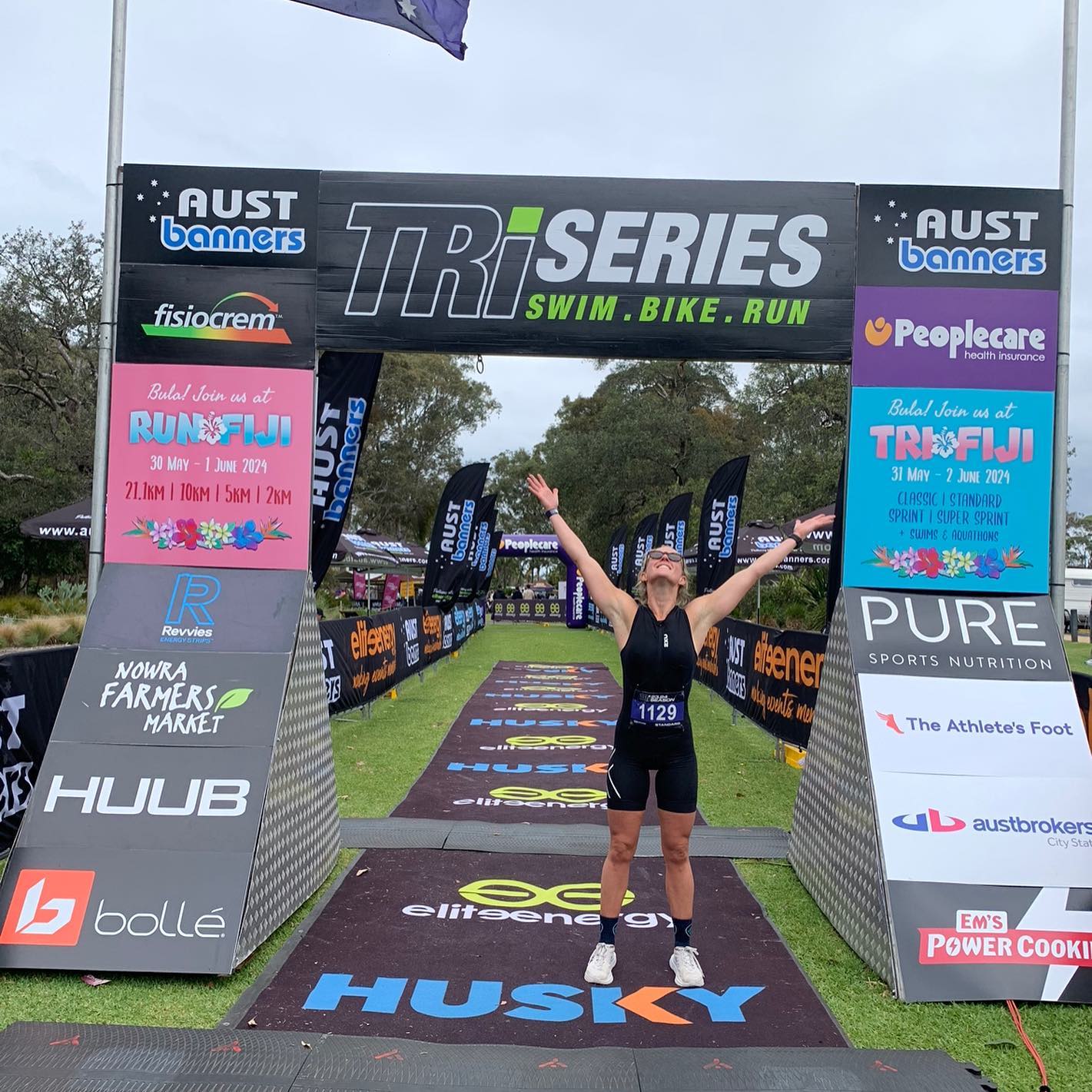 GUYS! I did a triathlon!! 🏊🏼♀️ 🚴 🏃🏽♀️
It was a hell of an experience with a very choppy swim and a flat tyre (TWICE!) but I made it across the finish line thanks to my amazing support crew and the kindness of a few random strangers 🥰
After the great bike disaster of 2023, I came in almost last over the finish line but here were the times from my Garmin:
1.5km🏊🏼♀️ 36 minutes
40km🚴 1hr 44 mins
10km🏃🏽♀️ 55 mins
I know im not a celebrity🤣 but I want to thank some people who helped me along the way because 6 months ago I couldn't swim 50m in a pool without stopping and I'd never ridden a road bike or used clip in shoes (which is terrifying btw!!) So a HUGE thank you to the following legends:
The best swim coach in the Illawarra, @peterchipsrafferty 🙌🏽
My rubber armed friend, @the_running_lab who swam with me every week☺️
The most patient man in the world @j.merritt12 who put up with my tantrums while learning how to use clip ins😂
@ainsliefisher my forever running buddy❤️
And the biggest shout out goes to my support crew; @ainsliefisher , Grant, @j.merritt12 and @ina.davies who came along to cheer me on today😭 Im soooooo lucky and grateful🫶🏼
I can't believe I did it!!!😭