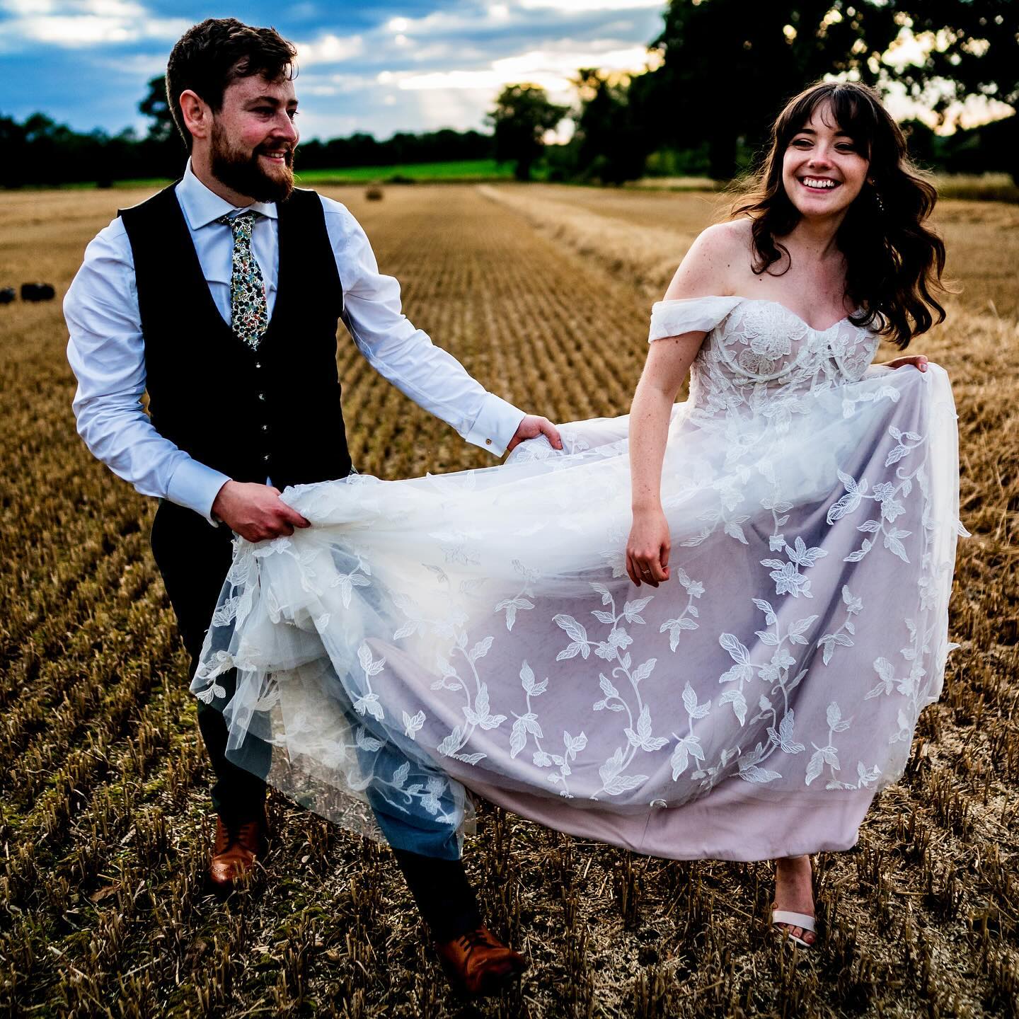 A few snaps from Rebecca and Tom’s gorgeous wedding at The Reading Room. This wedding was made all the more special with Toms mum taking the ceremony. @readingroomweddings @ramblingwilduk @_makeup_missy_ @lmoralee_hair @florentinacatering @victoriajanebakes @ironmongersaylsham #norfolkweddingphotographer #naturalweddingphotography #norfolkwedding #summerwedding #countrywedding #jeremyjamesweddings #weddinginspiration