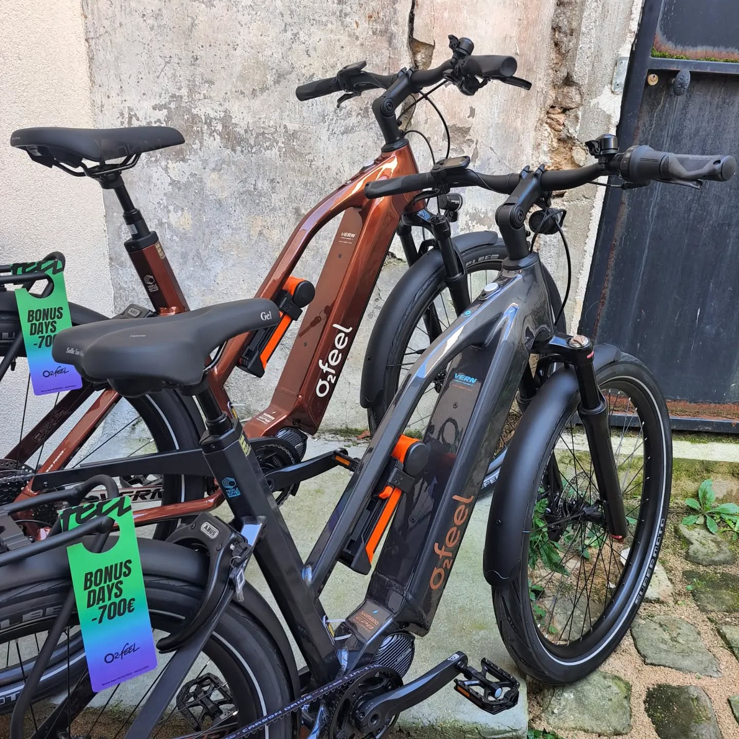 Un foyer de plus qui s'équipe des VAE Français @o2feel.ebikes 🇨🇵 ✨️
...en profitant en plus de l'offre "Bonus Days" proposée par la marque 😏
Ce couple a opté pour le meilleur en choisissant chacun son o2Feel Vern.
Ici en versions 7.1 Bronze et 9.1 Gris Anthracite.
L'un est équipé d'une transmission à chaine (9 vitesses) et l'autre d'une transmission à courroie @carbondrive.
Un vélo premium décliné en deux configurations pour deux usages différents 🤌
#bonusdays
#o2feel #o2feelbikes #o2feelvern #ebike #premiumbike #urbancommuter #frenchbike #pourmonvelo #bonnesaffaires #verriereslebuisson