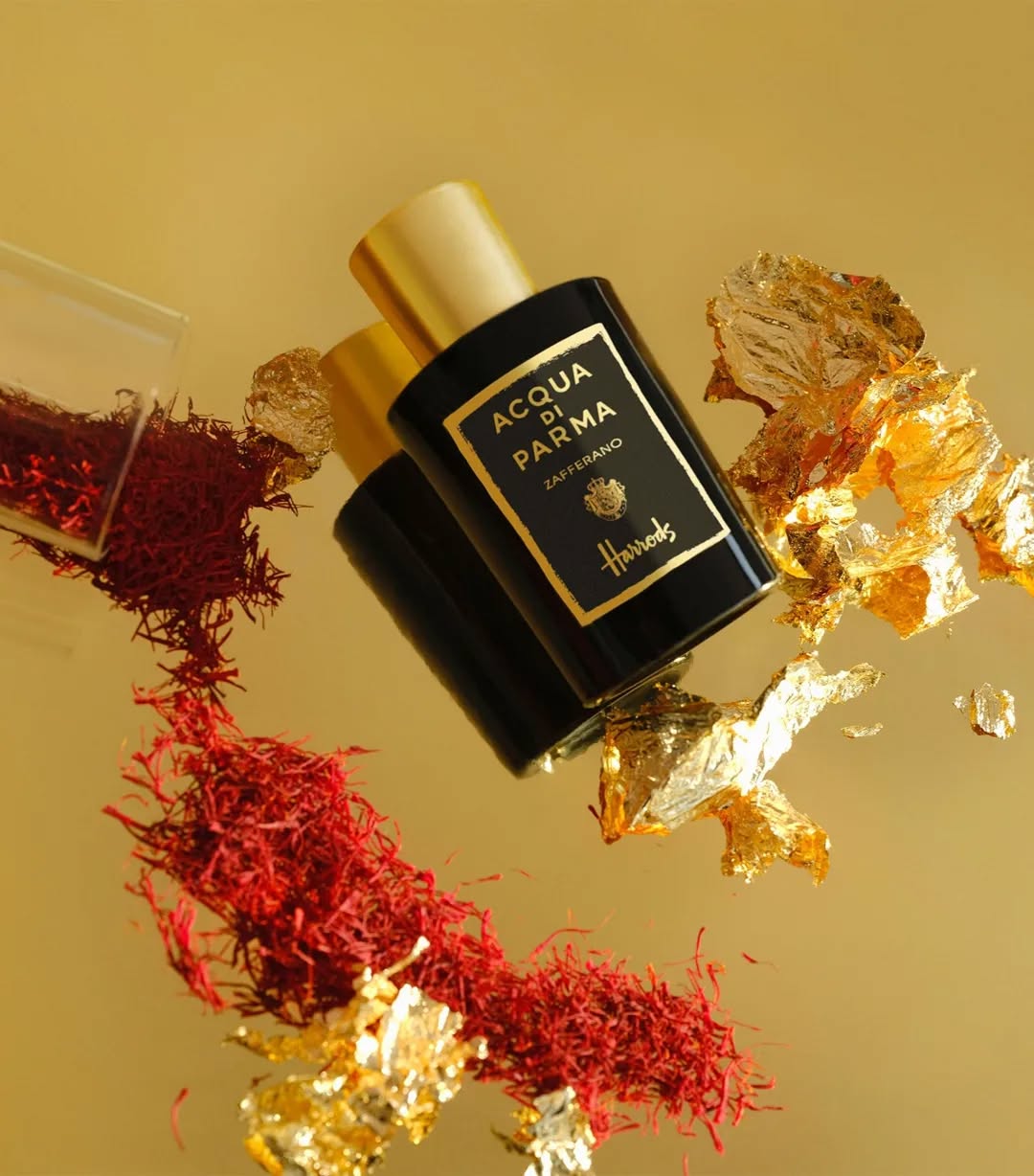 Zafferano di Acqua di Parma combina le note calde e secche dello zafferano, sapientemente distillate, con le note luminose dei Frutti d'oro italiani, che danzano come scintille di luce con gli intensi accenti speziati svelando sensazioni inaspettate e vibranti.
Italianità e Medio Oriente, terra d'origine di questo ingrediente, si incontrano a Venezia, storica porta europea lungo l'antica via delle spezie e simbolico crocevia fra Occidente e Oriente dove si intrecciano fascino, riccheza e mistero.
Zafferano è l'essenza di un lusso intimo e mai ostentato che può essere apprezzato e compreso pienamente solo da chi ne conosce la storia.
.
#profumerialorenzi #lorenzi1924 #profumeriaartistica #profumeriadinicchia #egitto #nut #profumo #parfum #lotoblu #loto #cannella #eaudeparfum #zafferano #acquadiparma
