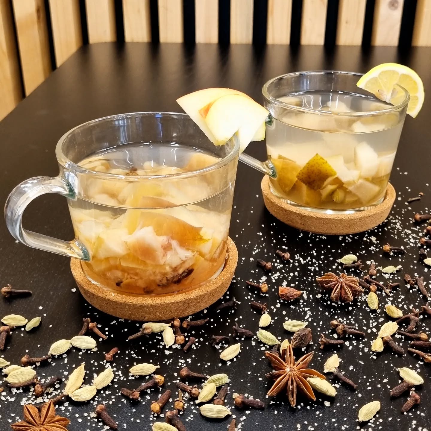 Novinka! V podzimních dnech se můžete zahřát naší horkou hruškou s kardamomem anebo horkým jablkem se skořicí 😊
#napoje #caj #podzim #bistrovlastovka #bistro #klatovy