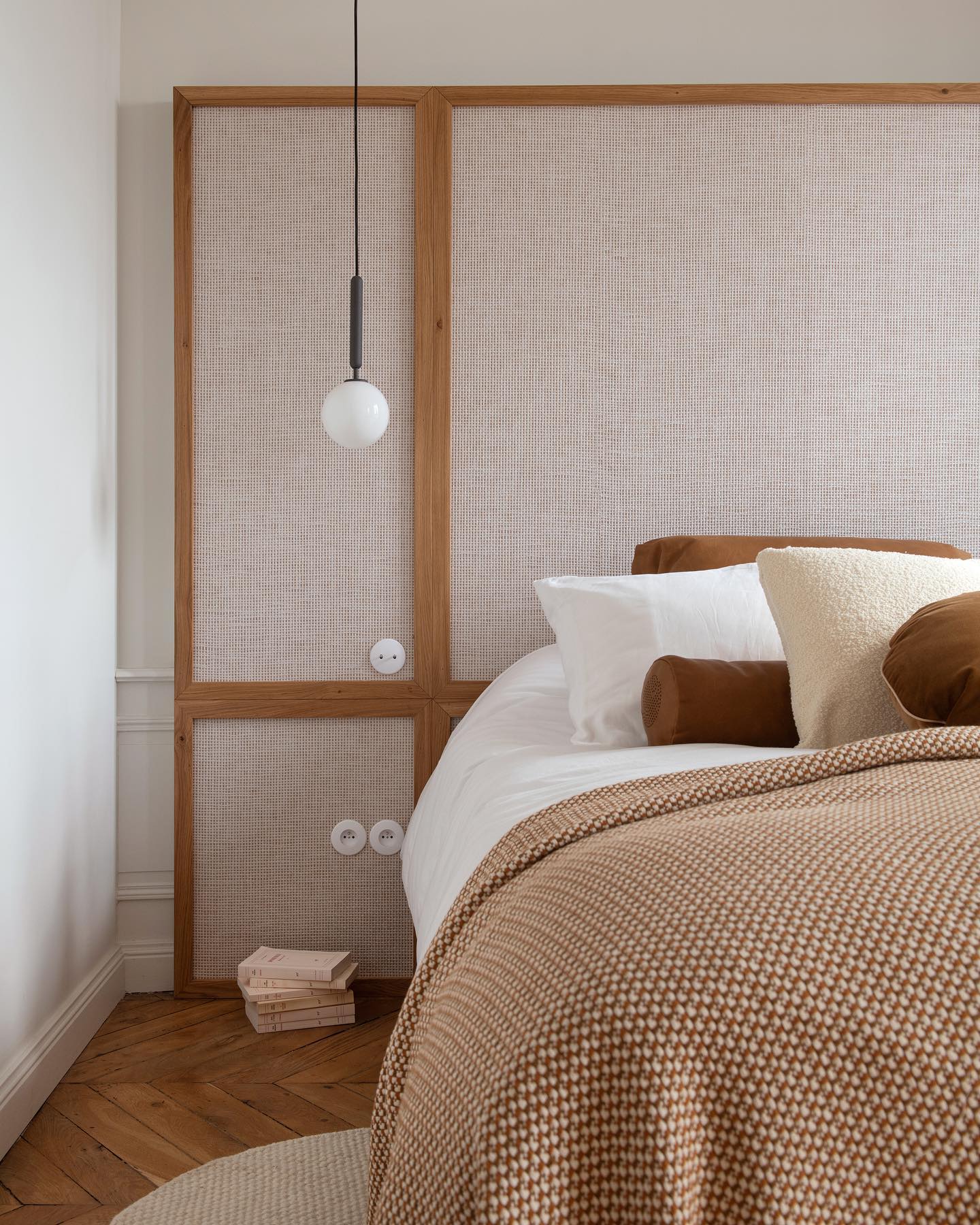 FALL ROOM 🍂
..............….……….…......................................
. COSTE | Flat
.
.
@elitisfrance @des_fleurs_des_saisons @revert.menuiserie @nuuralighting @thesocialitefamily @raphaele_meubles @modelec_interrupteurs
©️@bc.ateliers
📷 @sabine_serrad
.
.
.
#house #architectureinterieure #art #photoofthedays #architecture #design #bed #lingedelit #light #interiordesign #camel #design #chambre #bedhead #picoftheday #lyon #igdecor #tetedelit #wood #suspension #artplace #vintage #architecturelovers #bed #designchair #bcateliers