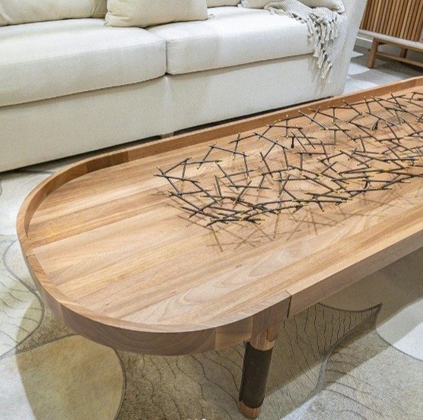 close na mesa de centro PIALO em madeira maciça de jequitibá em sua cor natural 😍
design @ampezzanmaciel.design
coleção Bossa Nova
De Lavie Decor
#delaviedecor #moveisdemadeira #mesasdecentro #design #decor #moveis #mueblesdemadera #coffeetable #moveiscomdesign #mueblescondiseño #woodenfurniture #mueblesbrasileños #brazilianfurniture