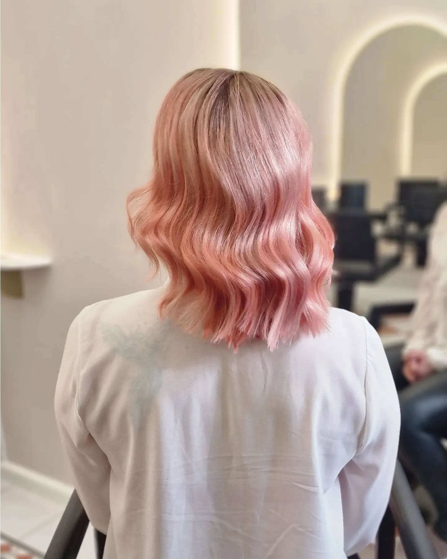 Vaalennusprojekti punaisesta blondiksi.
Ensimmäisellä kerralla työstettiin hiusta 4h ja saatiinkin hyvin purettua punaista pigmenttiä. Seuraavalla kerralla jatkamme vaalennusta kohti kirkasta blondia 🤩
Näin suurissa vaalennustöissä suosittelemme konsultoimaan kampaajaasi ,jotta voimme suunnitella projektin vaiheita , sekä miettiä käytettävän ajan sopivaksi. 💆♀️
By @helibow
#helibow#bowhelsinki#parturikampaamobow#vaalennusprojekti#vaaleathiukset#hairbleaching #blonding#blondhair#oribeobsessed#oribehairfinland
@goldwellnordic
@oribe