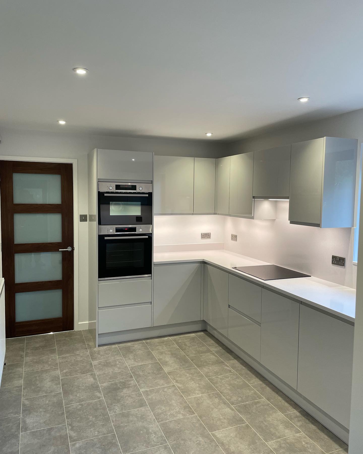 Godmanchester project completed.
@kitchen_stori strada Gloss light grey doors.
@silestonebycosentino Blanco Norte Quartz.
@blanco_uk subline sink & @boschprouk Appliances.
Thanks to the team for all the hard work on this one.
Plastering from @s.a_plastering
Electrical from @capelesshero1
Flooring by @flooredbyjack
Decorating from L&B decorating.
Swipe ⏭️ ⏩️➡️ for before Photos.
#kitchendesign #handlesskitchen #kitchen #kitchenofinstagram #kitchenoftheday #kitchenofinsta #antico #blanco #silestone #kitchenfitter #ashwoodkitchens #designer #designedsuppliedinstalled #nevertobusyforyou