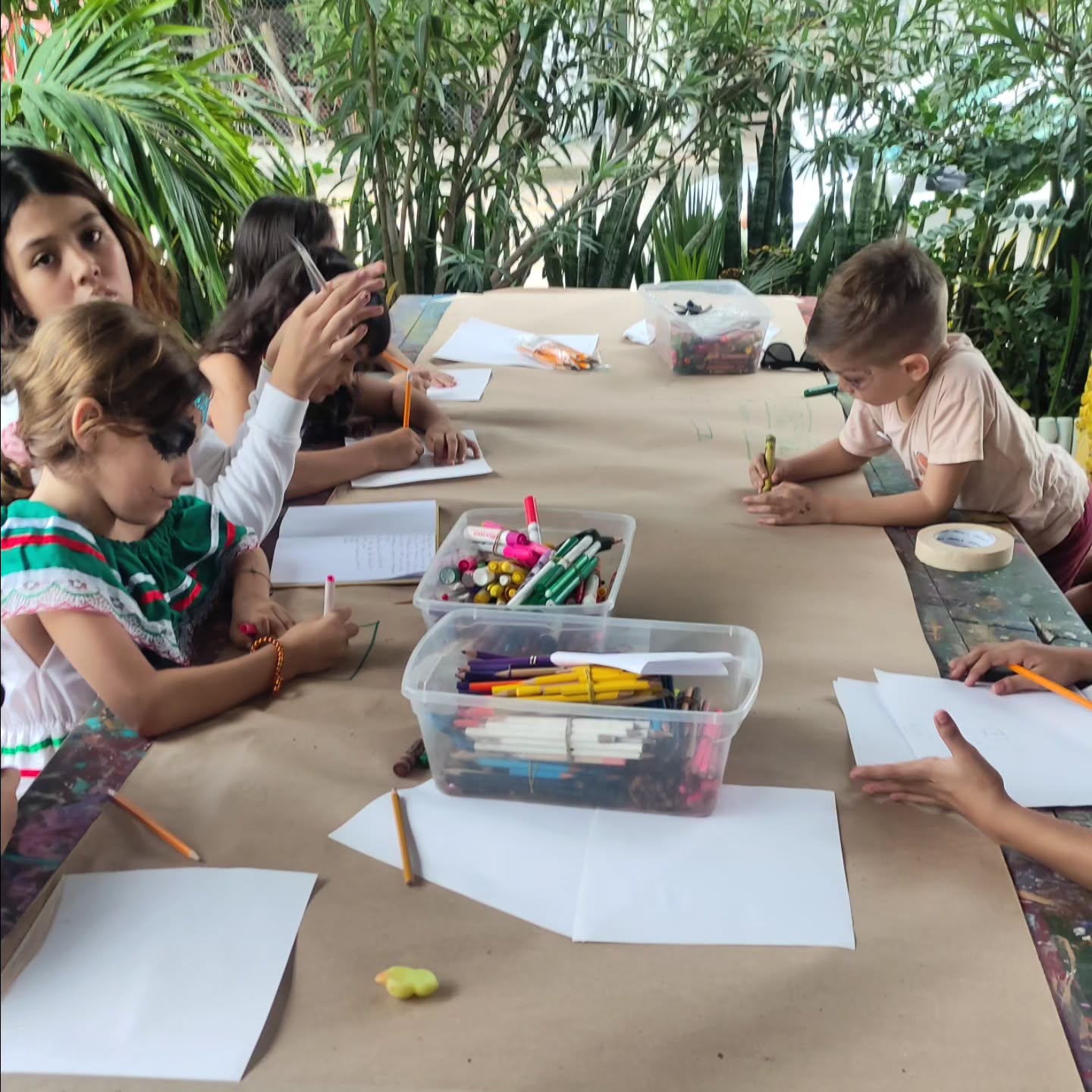 Seguimos trabajando en @ladle.mx e en guión y la historia. Mientras un grupo elabora fundos y personajes, l'otro grupo escribe y actúa el guión, dejando a los creadores máxima libertad expresiva.
#cortometraje #animation #animación #guion #storyboard #teamwork 💪