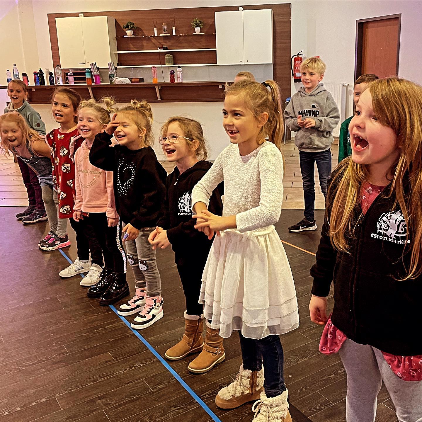 Wenn Gerald wieder Quatsch macht!! 🤣🌟😁 Beste Stimmung bei unseren Fireflies, der neuen Gruppe für die 1. & 2. Klasse!! 🫶🏻🤩🎶♥️