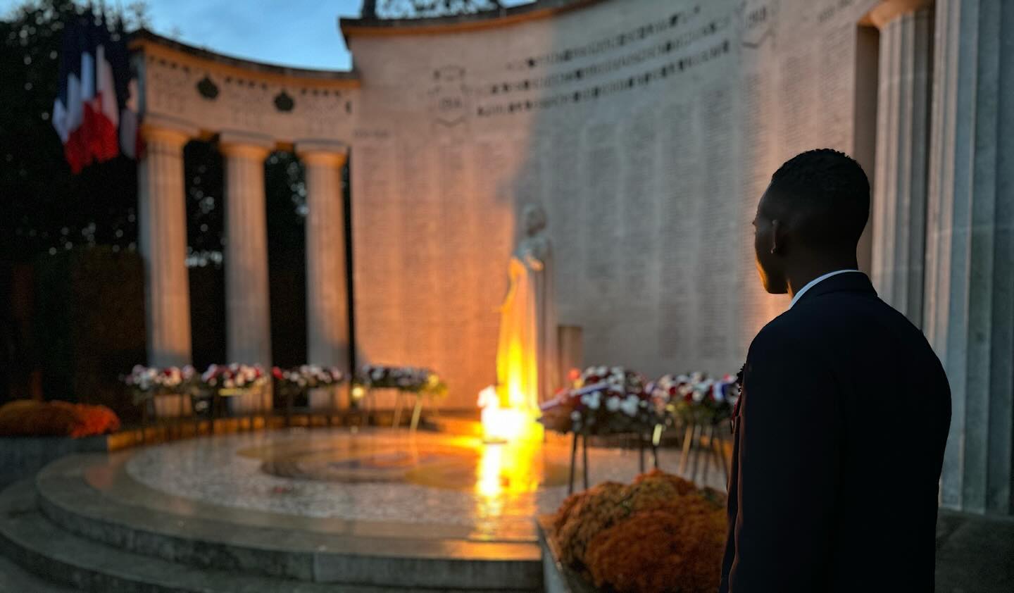 En ce jour, nous commémorons la signature de l'armistice de 1918 actant la fin des hostilités de la Première Guerre mondiale.
J'ai eu l'honneur de participer à la cérémonie au monument aux morts de Saint-Germain-en-Laye, un moment solennel où nous avons rendu #hommage à tous les morts pour la France.
Je crois que c'est en faisant vivre leur #mémoire que nous construirons l'avenir de notre pays, car celle-ci nous rappelle avec certitude que nous sommes capables de nous relever des plus grands périls.
Unis dans notre devoir de commémoration, réaffirmons notre attachement indéfectible à nos valeurs, à notre patrie et à ceux qui ont donné leur vie pour elles. 🇫🇷