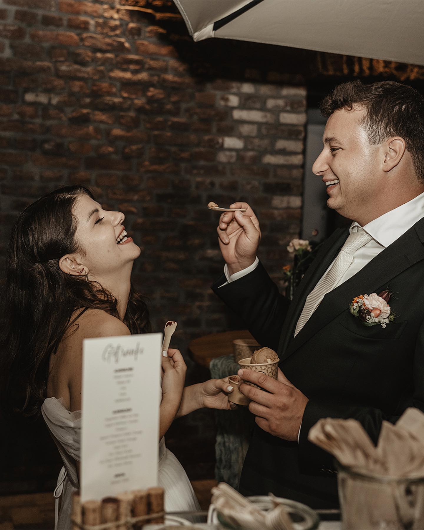 All you need is love… and ice cream 🍦🤍
Wie cool ist bitte die Idee, einen Eiswagen für die Hochzeit zu organisieren? Bei Anne und Lucas gab es zum Nachtisch eine Auswahl an verschiedenen Eissorten ✨ ich hab’s geliebt! (und alle Sorten einmal probiert 🫠)
Was haltet ihr davon? 😍
#realwedding #ooncebraut #oonce #hammermühle #hochzeitsfotografie #icecream #weddingideas #eiswagen #brautmagazin #theperfectwedding