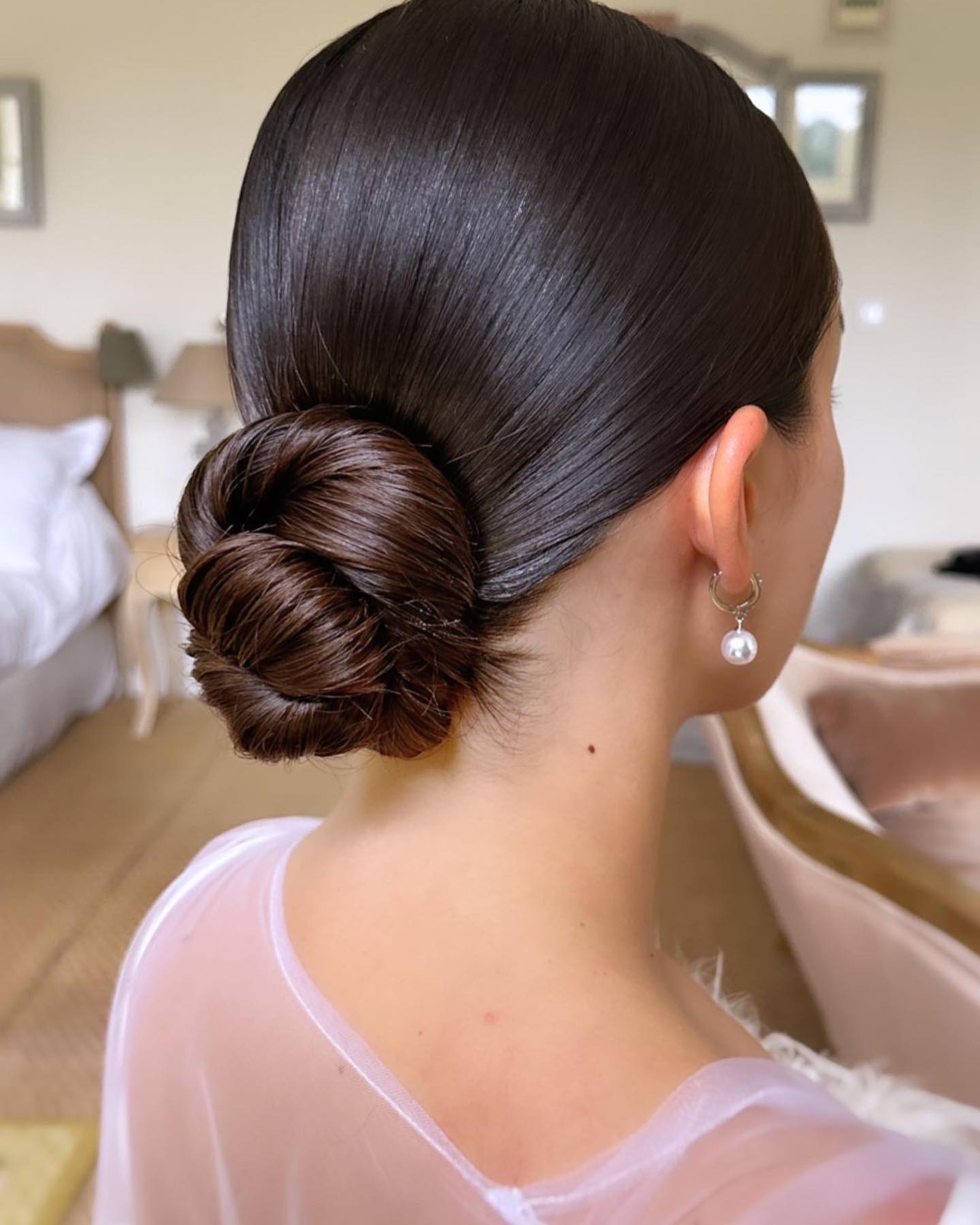 It’s all about the perfectly smooth texture ✨
My bride Carla didn’t wash her hair on the day of, and this was a huge help on achieving this sleek low bun. Artists can
always manage with freshly clean hair, or any type of hair texture, but that will mean using more products to tame the hair for example, and it will impact the result differently.
It’s the best when my brides simply trust me and our team work makes a simple low bun effortlessly chic and natural ♥️
Hair & Makeup Allison at @modernbeauties
#parishairstylist #europehairstylist #destinationweddings #destinationhairstylist #bridalhairstylist #chicbridalhair #bridalbun #weddinghairstylist #weddinghairinspo #frenchhairdresser