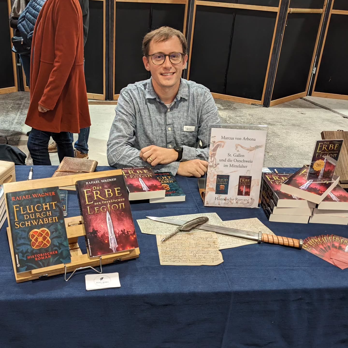 Durch und durch fantastisch war es wieder! Die Fantastica 2023 ist zu Ende und ich bin glücklich, aber auch etwas müde auf dem Heimweg.
Es war wieder großartig 🤗 All die wunderbaren AutorInnen, die vielen interessierten BesucherInnen und die gelungene Atmosphäre. Ich freue mich schon auf die #fantastica_stgallen 2024!
Danke @markuskessler.autor für die erneut perfekte Organisation!
#autorenaustausch #buchmesse #schreibenmachtglücklich #bookstagramswitzerland #marcusvonarbona #stgallen