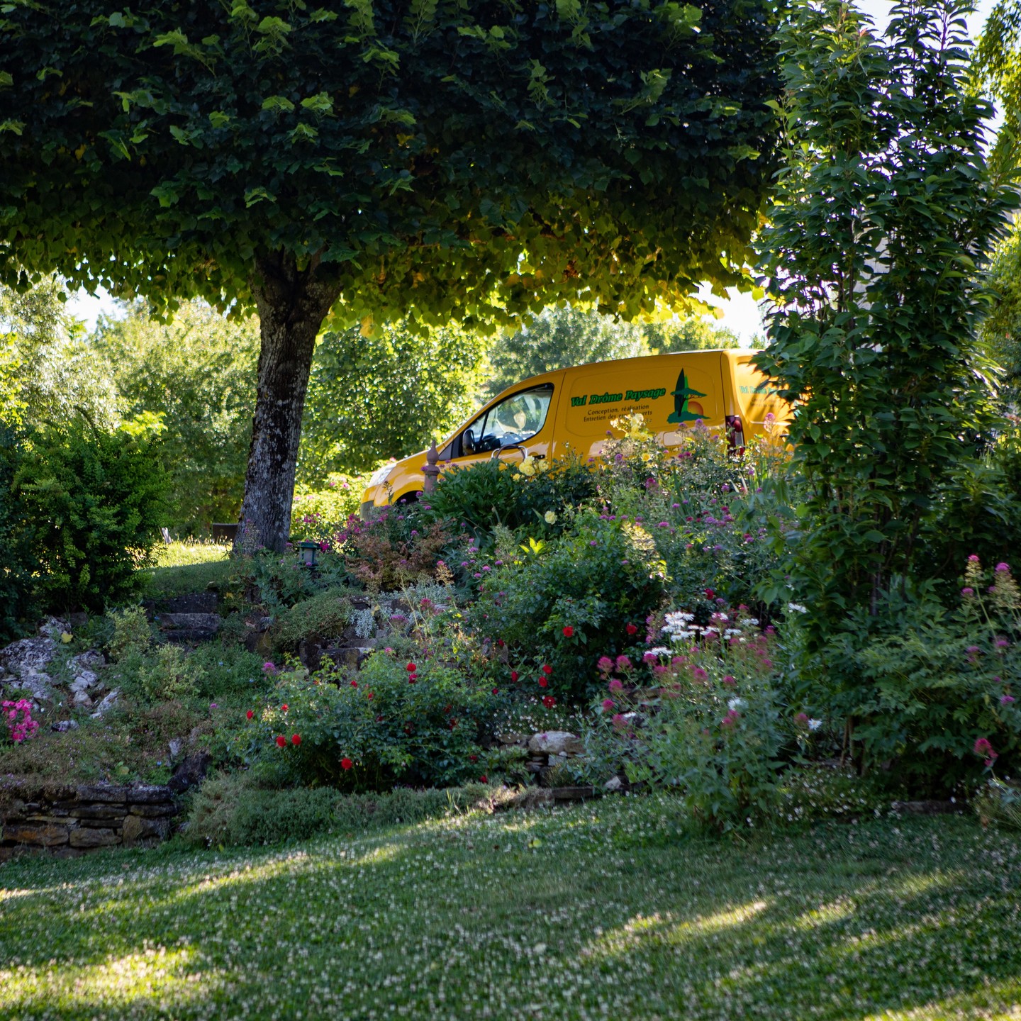 #paysagiste #paysagisme #concepteurpaysagiste #maisonetjardin #jardinmoderne #paysagemagnifique #naturelovers #naturephotography #jardin #exterieur #drôme #valléedeladrôme #aousteSurSye #crest #nature #creation #entretien