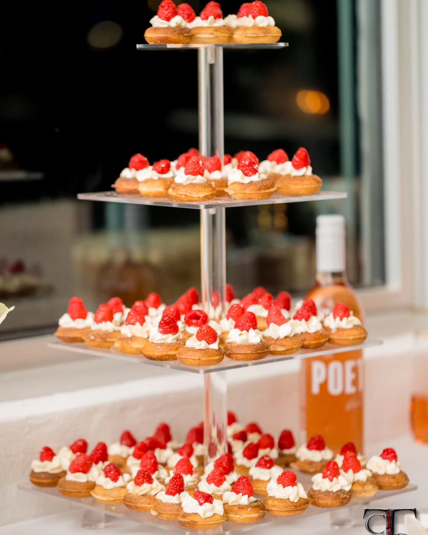 Cinnamon Mini Donuts, topped with a raspberry ❤️
-🎨-
-😎-
-🎂-
#desserttable #loungincake #loungin #createchillcake #ediblecreationsforall