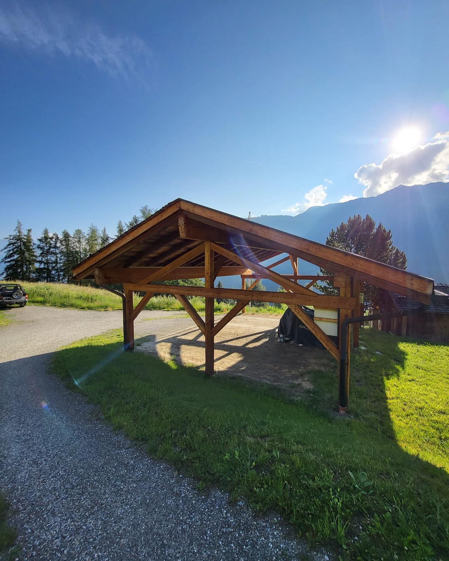 Couvert à voiture en mélèze brut de sciage et lambri vieux bois 🚗
#carpentry #meleze #cars #couvert #switzerland #swissmade #latzoumaz #vieuxbois #charpente #charpentebois #couvertvoiture #petitepanache #woodworker #tesla #valais #mountain