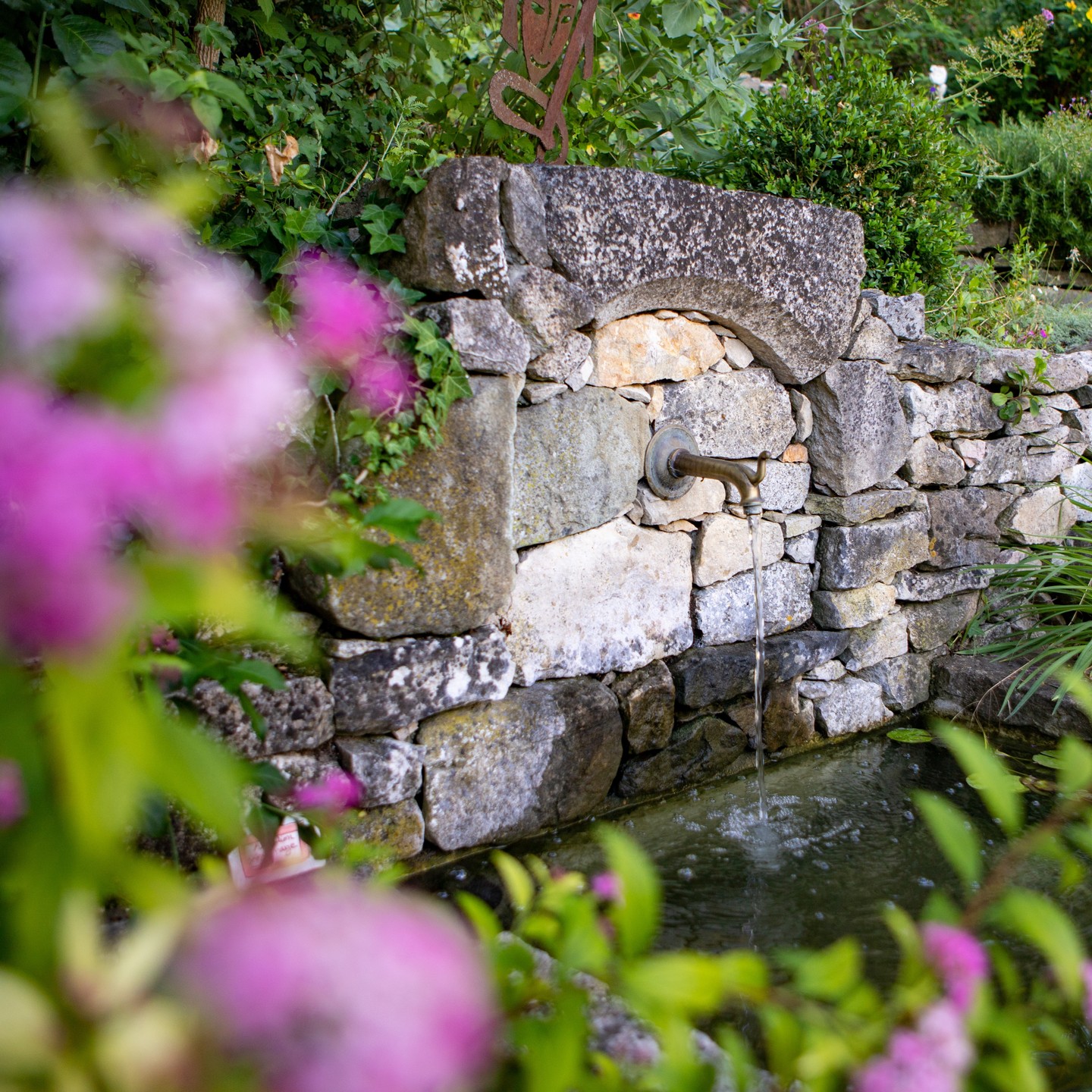 #paysagiste #paysagisme #concepteurpaysagiste #maisonetjardin #jardinmoderne #paysagemagnifique #naturelovers #naturephotography #jardin #exterieur #drôme #valléedeladrôme #AousteSurSye #fontaine #Pierre