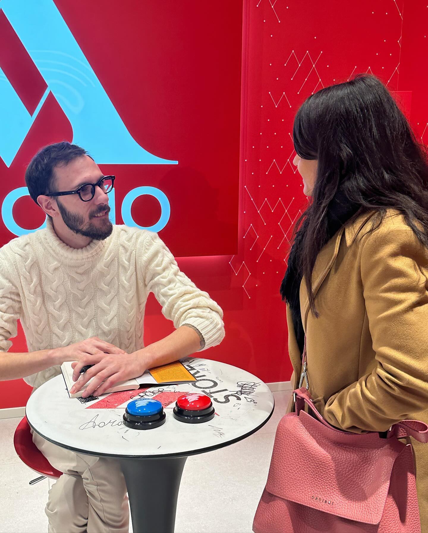 Ciao sono Annalisa e oggi vi parlerò di quando mi sono messa in fila in piazza Duomo per incontrare il frikkettone, che non è solo un frikkettone ma è anche il papà di @iosonochico_ ❤️ Vedere così tante persone in fila per l’incontro mi ha confermato quello che già sapevo: il carissimo Franco non ha solo il dono di dar voce a Chico, ma ne ha uno più potente. Quello di regalare gioia e spensieratezza attraverso la sua creatività. #ciaoiosonochico non è solo un libro per bambini, è un libro soprattutto per adulti che, spesso troppo aridi e tristi, si dimenticano che viaggiare con la fantasia è un bene prezioso ♥️ #book #libri #milano #libro #fantasia