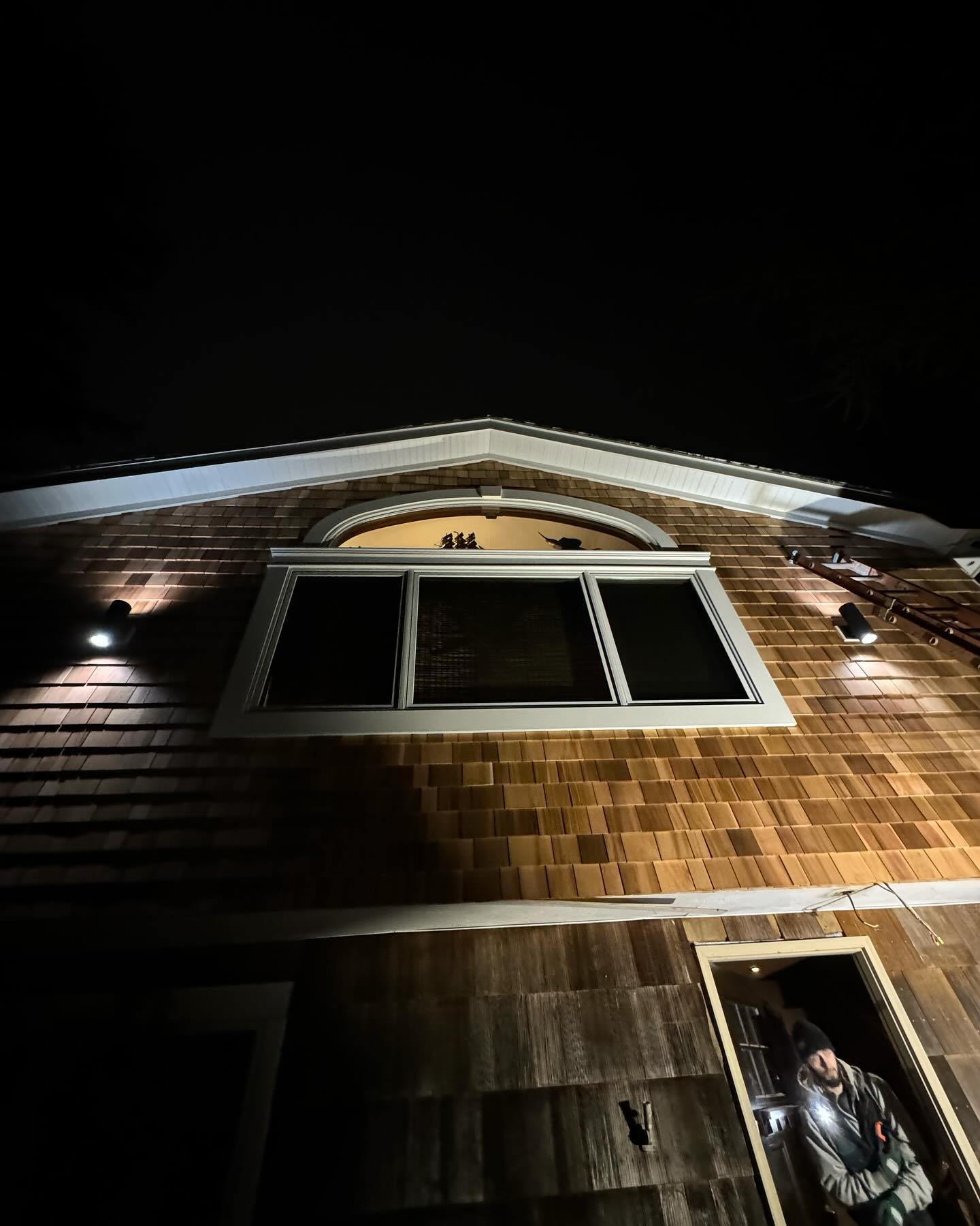 New front window trimmed and installed , new pvc fascia, soffit, frieze board , tar paper, and cedar shake installed on this house. We also ran the two sconce lights
#cedar #shake #pvc #exterior #round #keystone #hamptonstyle #decorative #cylindrical