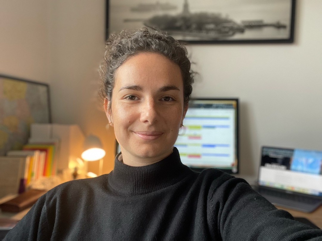 2 ans déjà !
Que je choisis mes clients, que je partage mon temps; entre créa, prod et compta. Quel plaisir d'être arrivée là :)
Cette année passée m'amène à faire le bilan, calmement. Qu'elle fut riche, une nouvelle fois, en rencontres, opportunités, diversité des sujets travaillés et en apprentissages. Car je ne cesse d'apprendre pour grandir et progresser, comme nos métiers créatifs l'exigent, plus que jamais.
Cette année, j'ai surtout réalisé à quel point les sciences humaines m'animent autant qu'elles guident et fondent mes recommandations stratégiques et mes idées, pour mettre de l'humain là où les marques en ont besoin.
Car penser des stratégies et des contenus créatifs et utiles pour des marques qui répondent à des besoins existants, c'est ce que j'essaie de mettre en oeuvre tous les jours. C'est en ce sens que j'ai refait mon site internet, maintenant que je commence à avoir de beaux travaux à partager et un positionnement qui s'affine d'année en année (lien dans la bio 👆)
Je vous laisse avec une petite photo, parce qu'Insta aime ça, autant que vous ;)
On se voit bientôt à Grenoble, ou ailleurs.
Charlotte