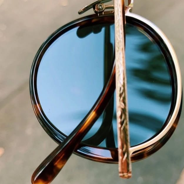 Yellow plus , une superbe fabrication japonaise à découvrir au magasin @les_lunettes_de_benjamin
#handmade #titane #gold #design #japan #perfect #frame #lunettes #sunglasses #eyeglasses #yellowplus