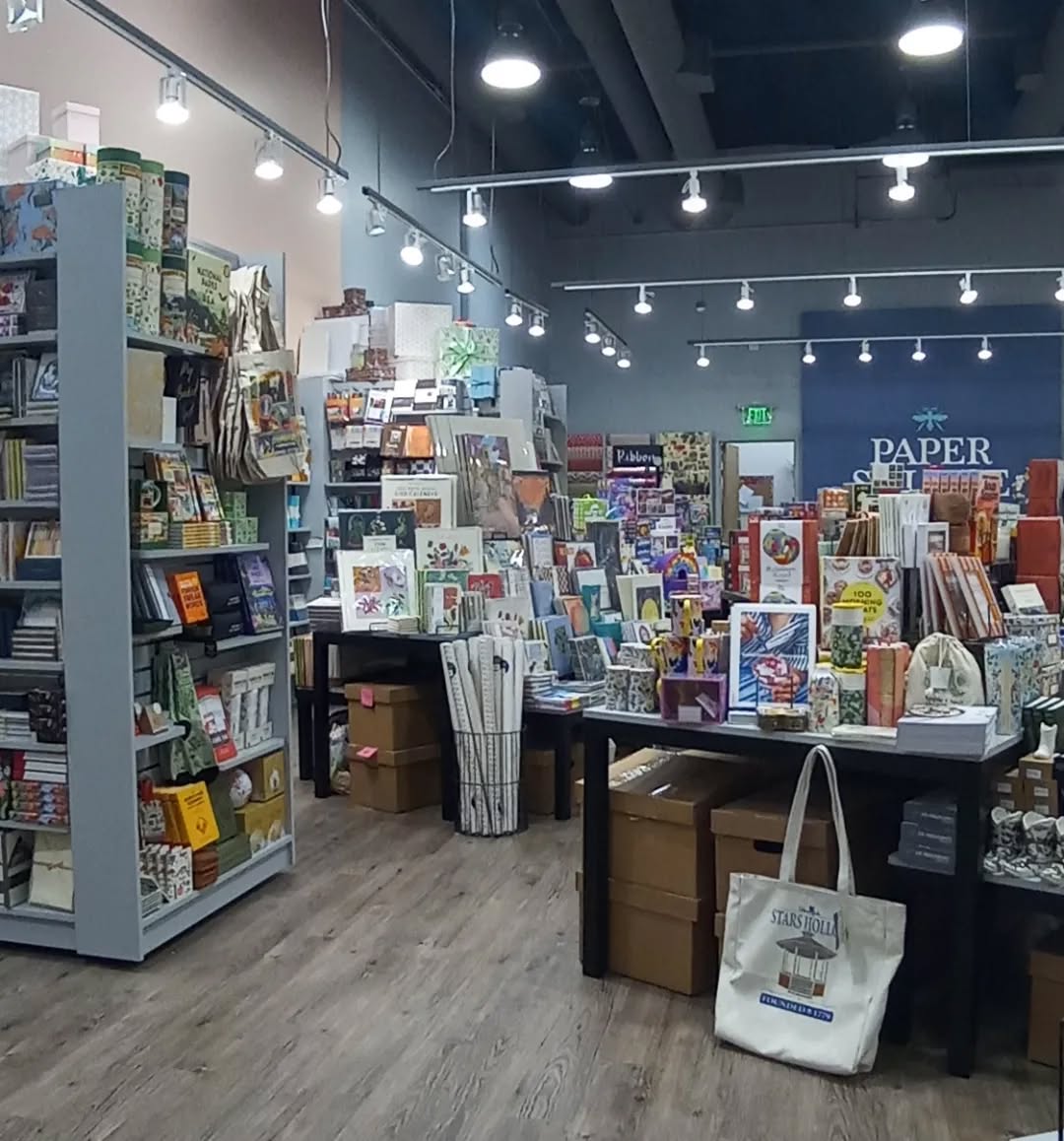 We recently got a new @papersource at the Village at Totem Lake! 🎉
This place is perfect for small holiday gifts, craft supplies, and cards.
@papersource_totemlake @shoptotemlake