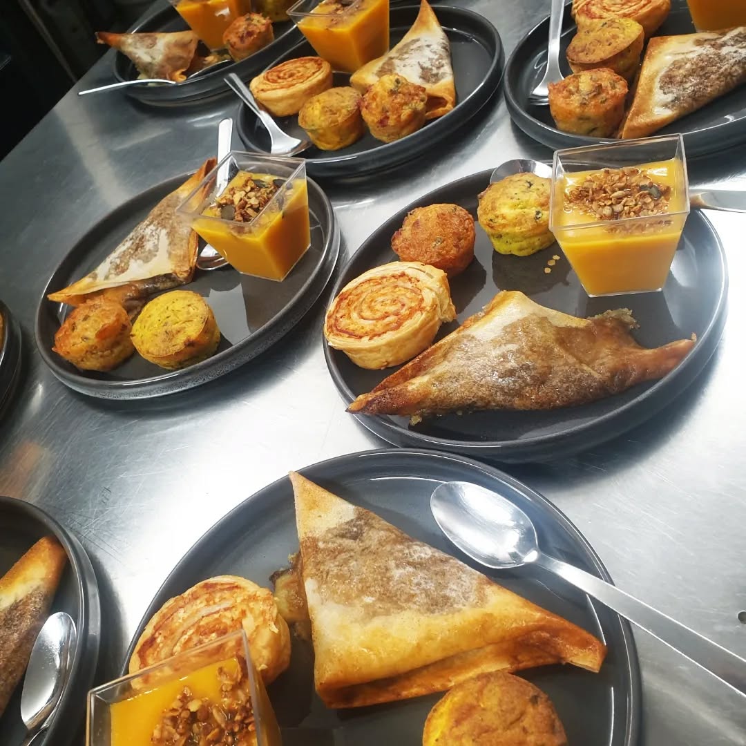 LE VENT SOUFFLE SUR LES PLAINES DE LA BRETAGNE ARMORICAINE 🌬
1.2. Une très jolie soirée avec @abclivre : privatisation et gourmandises sucrées et salées pour accompagner l'atelier d'écriture ✍
3. Lundi, des patates....mardi, ees patates...mercredi, des patates aussi ! 🥔
4. C'est qui la petite futée ? 🦊
5. 6. Les dix ans du cabinet N. Ça se fête avec un cocktail ! Galettes de choux fleurs au parmesan, boulettes de boeuf à la sauce suédoise...des bouchées salées et sucrées à retrouver dans notre carte traiteur des Fêtes ! 🍾
.
.
.
.
.
.
#AuBonEndroit #nantesmaville # nantescentreville #traiteur #cestbeaucestbon #fêtes #privatisation #pommesdeterre #boucheesaperitives