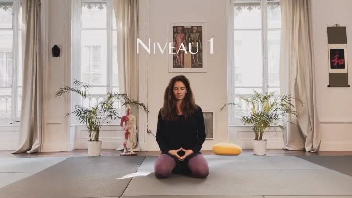 Ajoutez une légende... Le Poumon correspond au Métal et à l’automne. 🍂
😭 Le méridien du poumon est en lien avec la tristesse et la nostalgie.
Sur le plan psychologique, il est l’armure qui nous protège du monde extérieur, il nous permet de délimiter notre territoire dans le sens de notre intégrité physique et psycho-émotionnelle. La rigueur, la pureté, l’éclat, l’équité et le sens de la justice, mais une justice s’appuyant sur les lois et les règles seront gérés par le poumon.
🪙L’idéogramme du Métal symbolise les pépites sous terre, le métal précieux, l’or qui est gardé dans les profondeurs. Il est donc en relation analogique avec la valeur de soi, celle que l’on se donne ou que l’on pense avoir.
🌹Cette dynamique apporte notre part de romantisme, de mélancolie, ce qui peut nous mener à la dépression en cas d’excès. Le poumon aide à contenir et maîtriser ses émotions. Lorsque cette énergie est trop mobilisée on peut devenir flegmatique et notre sens du territoire sera exacerbé. Lorsque le méridien du poumon est en fragilité, on peut facilement se replier sur soi-même et en excès, devenir épidermique si l’on pénètre trop vite dans notre territoire intime.
#keikoshiatsu #shiatsulyon #bienetrelyon #doinlyon #aromatherapielyon #massagelyon #santenaturelle #huileessentielles #energetiquechinoise #medecinechinoise #acupression #developpementpersonnel #sérénité #psychologiepositive #formationaromatherapie #holistique #soinénergétiquelyon #santemental #formationmassage #formationlyon #énergétique #acuponcture