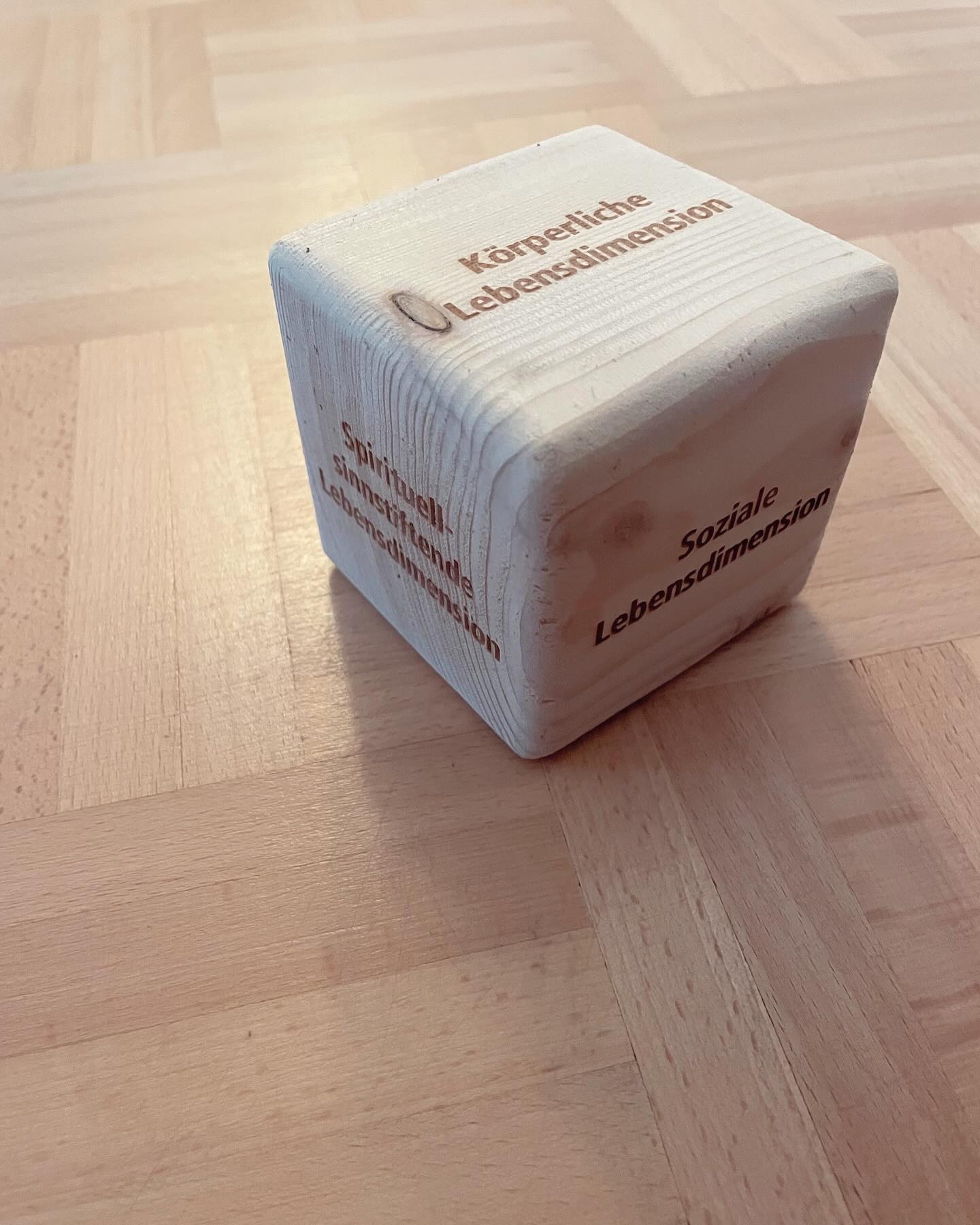 Während meiner Ausbildung zur Ernährungspsychologischen Beraterin, habe ich viele wertvolle Methoden und Arbeitsansätze kennengelernt 🤓
Eine davon ist das Würfelmodell, welches in den Beratungen einen grossen Stellenwert einnimmt 🎲
Der Würfel steht als Symbol für das ganzheitliche, menschliche Sein 👨👩👧👦 Ganzheitlich leben bedeutet, sich selbst als Körper wahrzunehmen und in Aktion zu setzen, als fühlendes und denkendes Wesen, eingebunden in ein Netz von sozialen Beziehungen, ins tägliche und räumliche Zeitgeschehen. 
Dazu gehören auch Werte und Visionen, welche uns innere Kraft und Energie geben. Es wird also die Einheit und Vielfalt der verschiedenen Seins-Dimensionen im Menschen betont und dient als nützliches Modell für Therapie und Wohlbefinden des Menschen ✨
#ernährung #ernährungsberatung #ernährungsberatungzürich #psychologie #essen #wohlfühlen #gewicht #balance #gesundeernährung #ikp #ausbildung #ganzheitlich