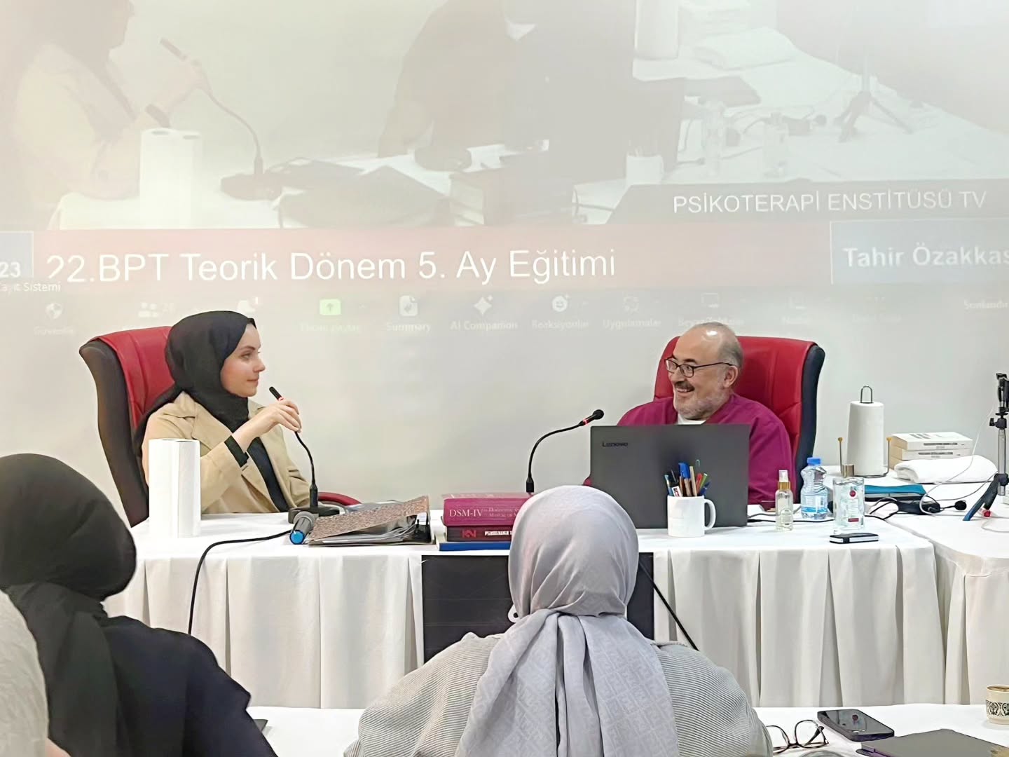 Terapist olmak uzun ve meşakkatli bir yolculuk. Kendine bakmak, kendi sürecinden geçmek acı verse de iyileştirici. Terapist kendinin ne kadar farkında olur ve iyileştirirse danışanlarına da o kadar iyi temas edebilir hale geliyor.
Bizlere bir yandan terapistliği öğreten diğer yandan da düzeltici duygusal deneyimler yaşatan Tahir Hocam'a teşekkürlerimle. 💐
@psikoterapi_enstitusu
.
.
.
#bütüncülpsikoterapi