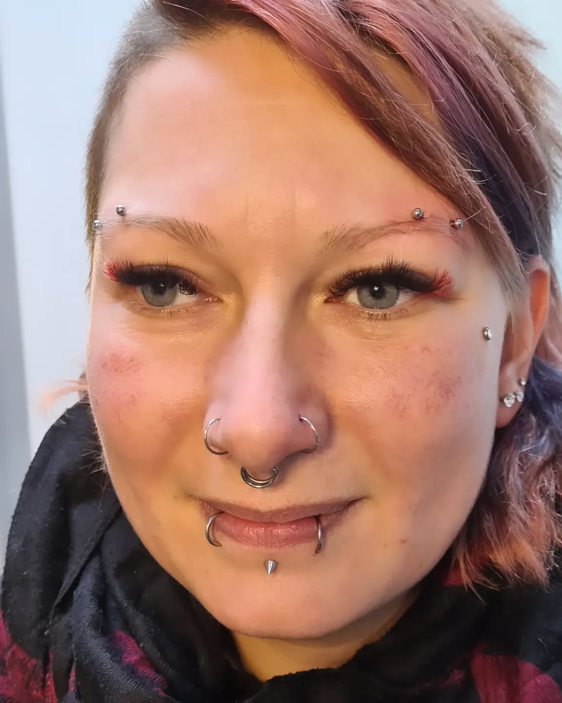En av mina trevliga stammisar! đ idag blev det Ă€nnu en horisontell brynpiercing och en ring till i nĂ€san för symmetri.
#brynpiercing #nosepiercing #piercersinceyear2000 #piercingideas #hÀssleholm by @ulrikaluckabauer