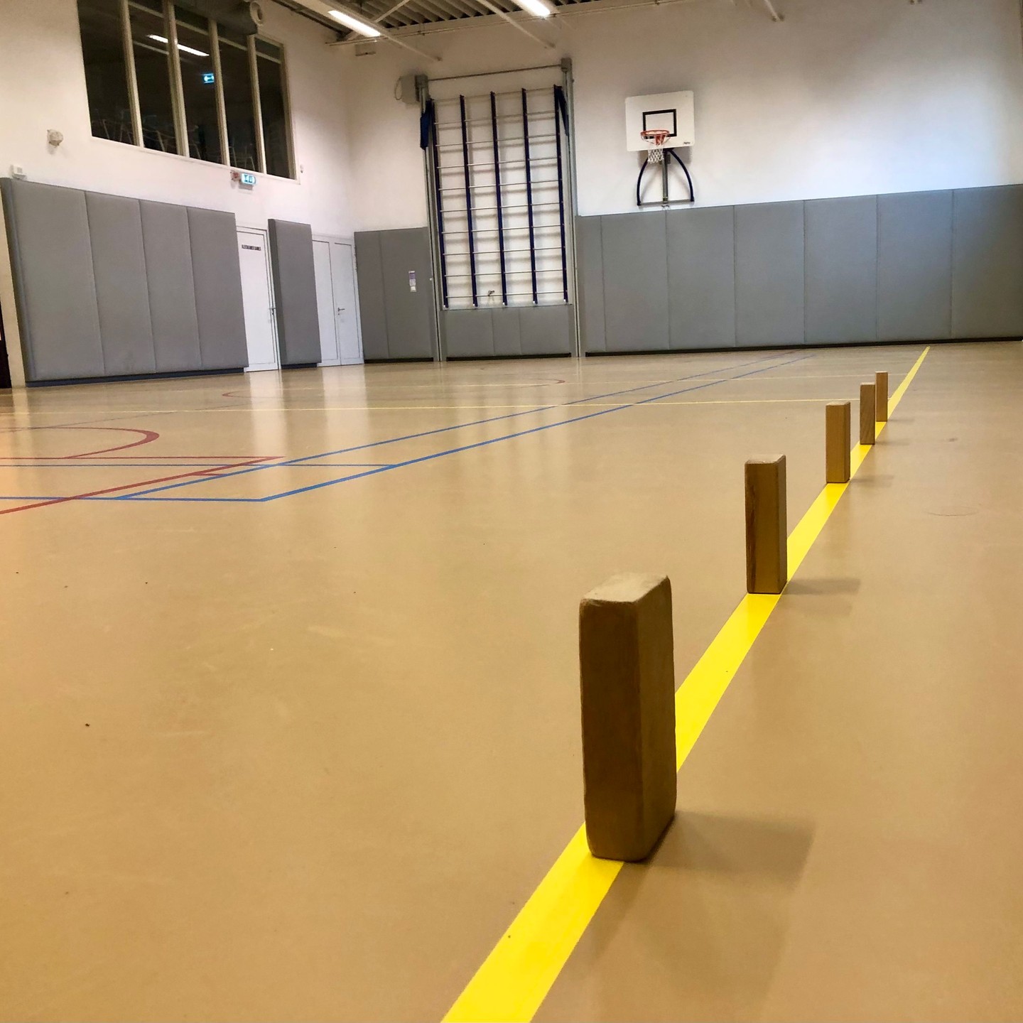 Blokjesvoetbal met een twist! 🎉 Een potje voetbal kan zoveel meer zijn dan gewoon een spelletje - het opent de deur naar verhalen en mooie gesprekken! Mijn PMT-sessies start ik vaak gelijk met beweging, waarbij de keuze wat we doen aan de jongere is. En vele kiezen voor de voetbal! Gelukkig zijn er talloze variaties mogelijk.
Doel: Breng alle paaltjes van de ander neer.
Uitleg: Verdeel het veld in twee vlakken en plaats vijf (of meer) paaltjes per persoon. Volg de normale voetbalregels en probeer alle paaltjes van de tegenstander omver te schieten. Wanneer je erin slaagt om een paaltje om te schieten, stel je een vraag aan de tegenstander. Je mag een vraag herhalen, maar dan moet je ook een nieuwe bedenken.
Variatie: Blijf achter de middellijn en speel vanaf je eigen veld
Mogelijke vragen die je kan stellen (aan kinderen tussen 7 en 12 jaar):
1. Wat is iets waar je heel trots op bent dat je hebt bereikt of gedaan?
2. Als je een superkracht zou kunnen hebben, welke zou je dan kiezen?
3. Als je een dag lang iemand anders zou kunnen zijn, wie zou je dan willen zijn en waarom?
4. Wat is het grappigste of gekste wat je ooit hebt meegemaakt?
5. Als je ergens in een knip met de vingers beter in wordt wat zou je dan kiezen (het mag geen schoolvak zijn of sport)?
Mogelijke vragen die je kan stellen (aan jongeren tussen 13 en 16 jaar):
1. Wat zijn jouw doelen voor de komende jaren?
2. Hoe ga je om met stress of drukke periodes?
3. Wat is de grootste uitdaging waar je momenteel voor staat?
4. Hoe denk je dat technologie ons dagelijks leven in de toekomst zal beïnvloeden?
5. Welke vaardigheden of kennis zou je willen leren die niet op school wordt onderwezen?
⚽ #Paaltjesvoetbal #PMTplezier #GesprekinBeweging