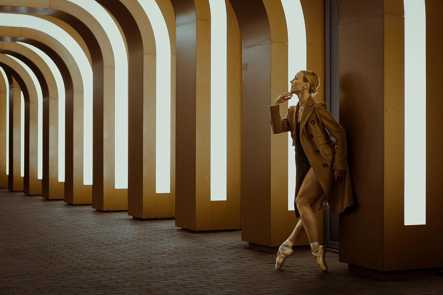 SEASONS: There is a certain magic in life that is manifested through change. As we watch the leaves fall and invite the snowflakes to dance, it’s a beautiful reminder to welcome the ever changing season of our own lives.
🧥
Thank you to the talented @colinsweettphotography for sharing your love for photography and a dance in this epic light tunnel.
🧥
#season #change #jacket #welcome #invite #dance #dancer #dancephotography #toronto #pointe #light #pointeshoes #magic #collab #artists #create #thankful