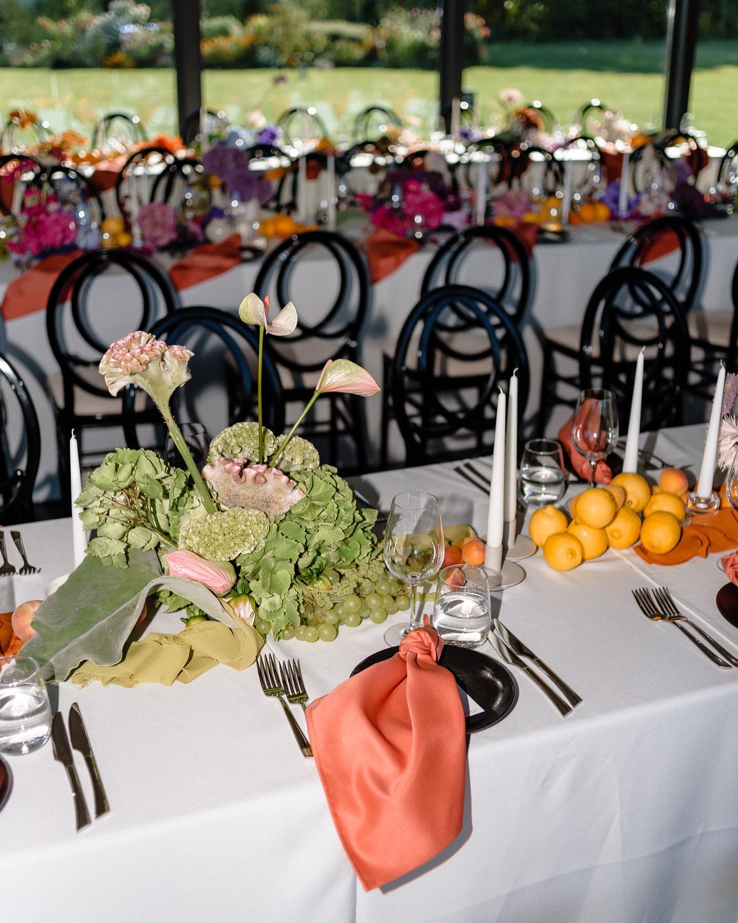 Spalvotos Karolinos ir Justino vestuvės 🧡 Tai buvo be galo graži diena: šilta ir jauki ceremonija, jaunųjų ir jų artimųjų istorijos prie bendrojo stalo, kažkoks ypatingas poros ryšys ir dėmesys vienas kitam ✨
@studio__seasons 🍑