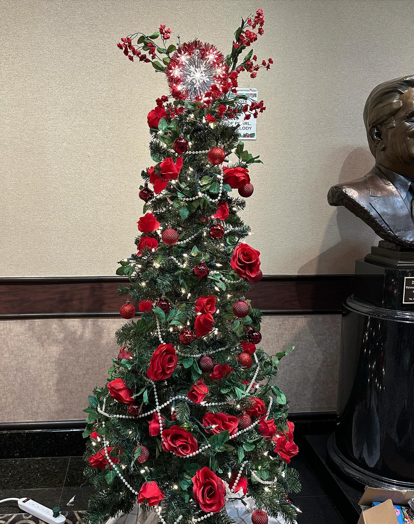 A Strand of Pearl, a Strain of Melody is our 2023 entry in WANISS’ Festival of Trees! 🌹🎄