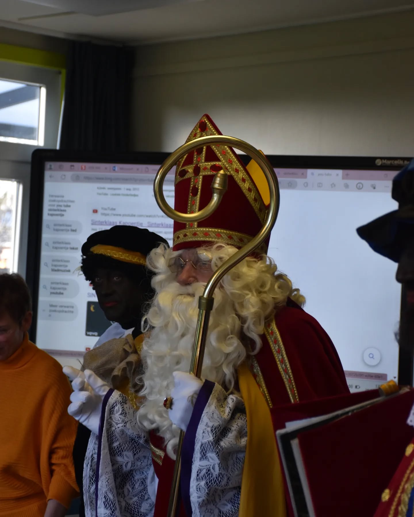 Vandaag leerden onze leerlingen een oude Belgische traditie kennen. Sinterklaas kwam op bezoek met heel wat lekkers, want blijkbaar hebben wij hele flinke leerlingen ๐
Het was een gezellige namiddag en daarom een dikke dankjewel aan de buurtwerking om dit mogelijk te maken voor onze leerlingen!