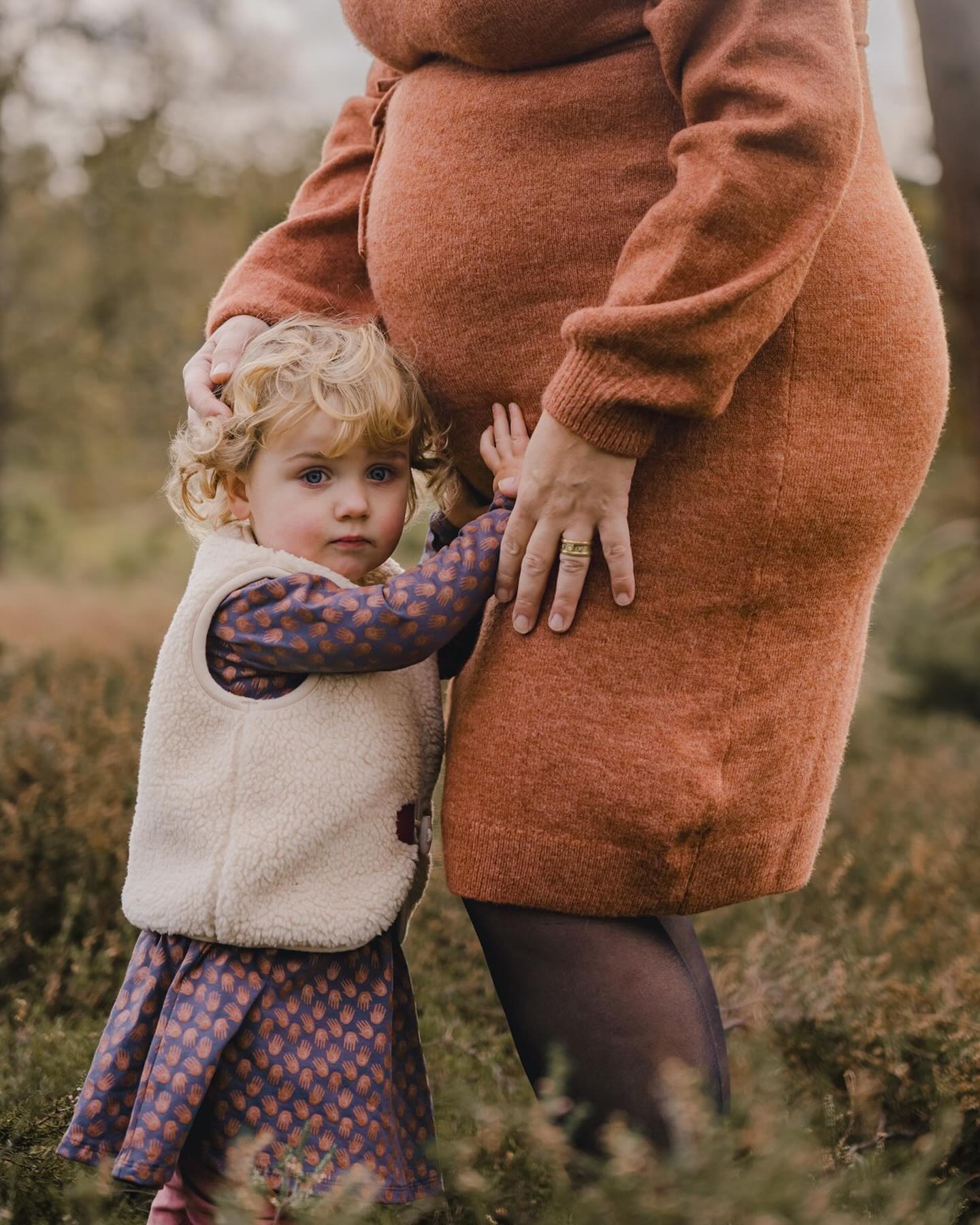 INBETWEEN MOMENTS // ๐งก๐
Een fotoshoot is veel meer dan โlachen naar de cameraโ.
Ik streef ernaar om jullie vast te leggen zoals jullie รฉcht zijn. En dat zit โm juist in die โ๐ช๐ฏ๐ฃ๐ฆ๐ต๐ธ๐ฆ๐ฆ๐ฏ ๐ฎ๐ฐ๐ฎ๐ฆ๐ฏ๐ต๐ดโ. Die kleine ๐ฎ๐ฐ๐ฎ๐ฆ๐ฏ๐ต๐ซ๐ฆ๐ด ๐ต๐ถ๐ด๐ด๐ฆ๐ฏ๐ฅ๐ฐ๐ฐ๐ณ, waar jullie elkaar even vastpakken, stiekem een kusje geven, hand in hand weglopen of lekker met elkaar aan het spelen zijn. Die momentjes waarvan je niet in de gaten hebt dat ik ze op beeld vang. Dรกt zijn de pure en รฉchte momenten. Want jullie zijn niet bezig met โdie cameraโ en ook niet bezig met โof ik er wel leuk opstaโ.
Waardevolle pure momenten, zoals jullie echt zijn. Gevangen op beeld, een herinnering voor het leven
.
.
.
#familieshoot #zwangerschapsshoot #pregnancyshoot #familyshoot #fotograafzuidlimburg #fotograaflimburg #lifestylephotography