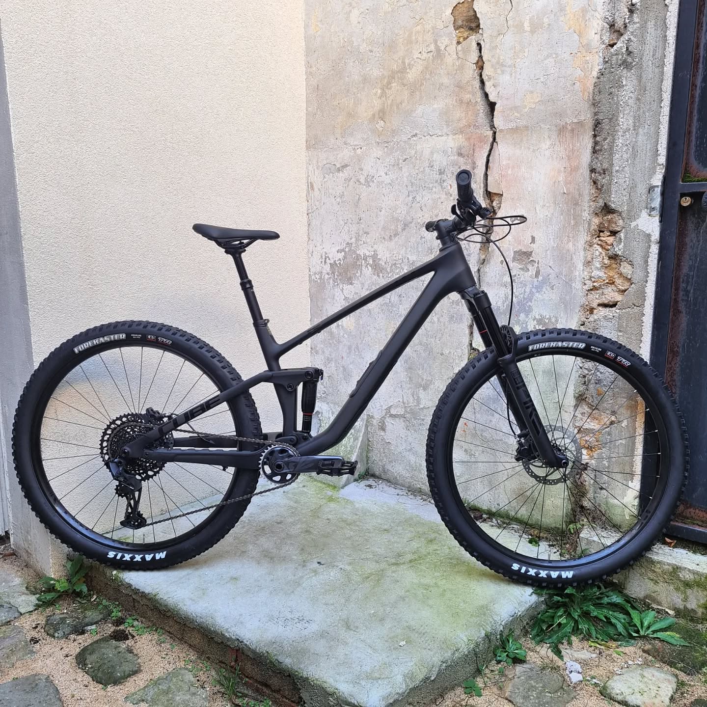 J'en connais un pour qui c'est Noël avant l'heure !
Je vous présente le Cube Stereo ONE 44 C:62 Pro, dans sa couleur Carbon'n'black 🤩
Le client cherchait un VVT tout suspendu haut de gamme pour aller se régaler dans les Alpes 🏔
En plus d'être super bien équipé, le design et la finition de ce modèle me laissent personnellement admiratif 👌
✅️ Cadre Carbone C:62
✅️ Groupe de transmission SRAM GX Eagle 12 vitesses - cassette 10-52T, plateau 30T
✅️ Freinage hydraulique à disques Magura MT Thirty (180/180)
✅️ Selle télescopique à commande au guidon
✅️ Cablerie semi - intégrée au cadre
✅️ 12,8 KG de plaisir et de nervosité
#cubebikesofficial #cubestereo #cubecarbon #trailbike #allmountain #cubestereoone44 #pourmonvelo #verriereslebuisson #newbikeday #mountainbike #mtb