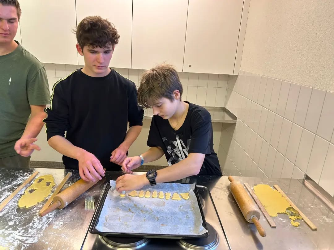 De Samstig isch d Guezliproduktion uf hochtuure gloffe 🍪 während dinne jensti Chuchene unsicher gmacht worde sind, hend sich dusse au di riesige Schneehüfe müese vor üs in Acht neh ☃️