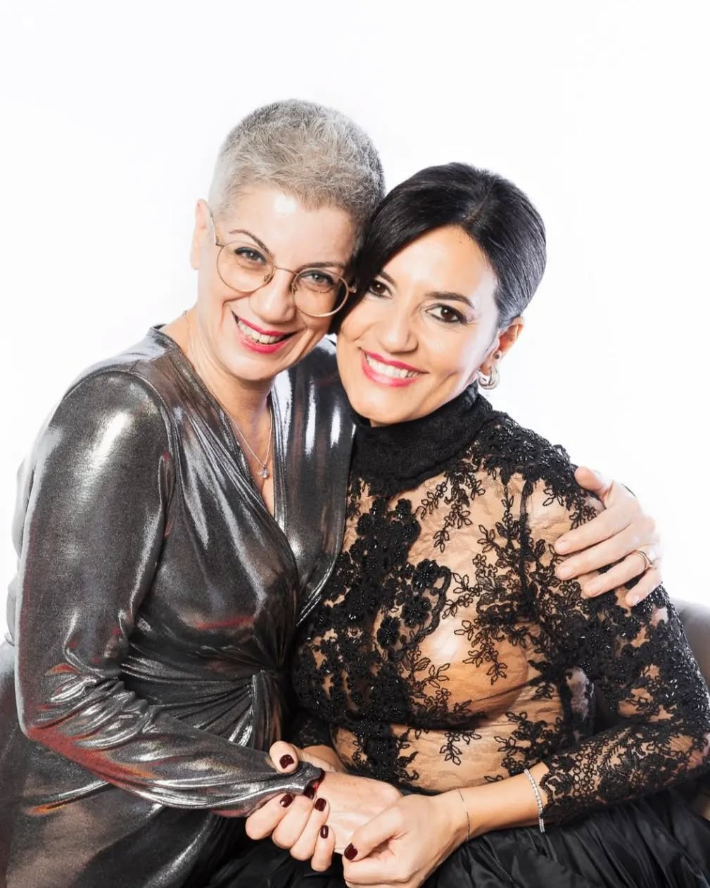 MEET UP DESIGN 2023
"Vivi le tue emozioni" ...
... questo è la mia missione!
Sono stati due giorni intensi di formazione coinvolgendoci in un vortice di appuntamenti preziosi.
Quest'anno, mia cara Roby, hai fatto vivere in me quelle emozioni che si sprigionano dal profondo del cuore alle quali non puoi sottrarti.
Quelle emozioni che le parole non riescono a raccontare ma che solo attraverso alcuni gesti riesci ad esprimere.
Uno sguardo, un abbraccio, una pacca sulle spalle, un gesto valgono più di mille parole.
Il mio GRAZIE è poco rispetto a quello che il mio ❤️ vorrebbe esprimere ma poi penso alle tue parole...
"In bocca al lupo" ...
E qui, mi fermo.
Perché sono sicura che tu lo sai quello che voglio dirti. ✨
#weddings #meetup #weddingdesigner #weddingitaly #weddingluxury #weddingpuglia #weddingdestination #wedding #formazione ##robertatorresan #danielasalicandro #thcarpegnapalace #salento #matrimonio